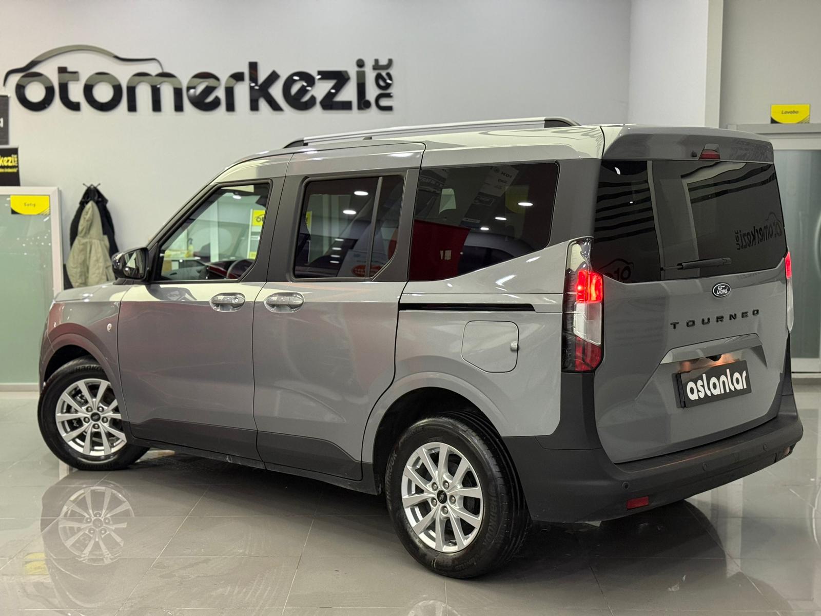 FORD TOURNEOCOURIER 3