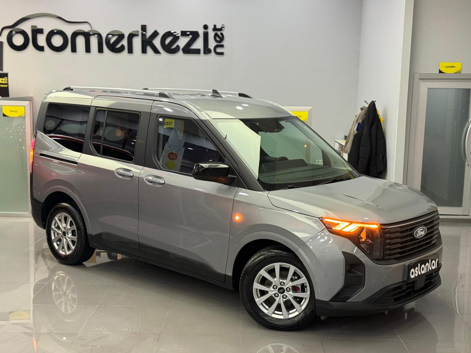 FORD TOURNEOCOURIER 10