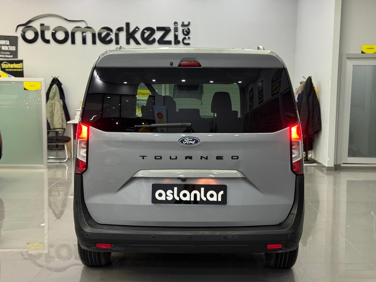 FORD TOURNEOCOURIER 12