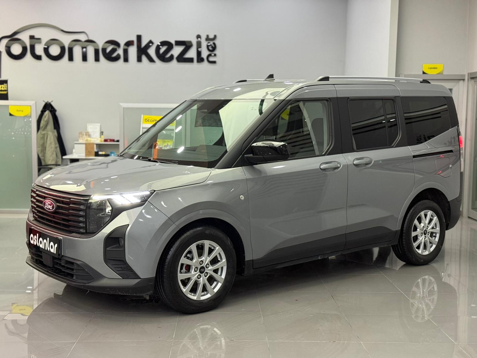 FORD TOURNEOCOURIER 13