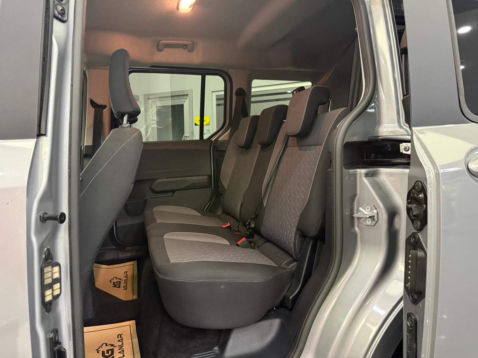 FORD TOURNEOCOURIER 18