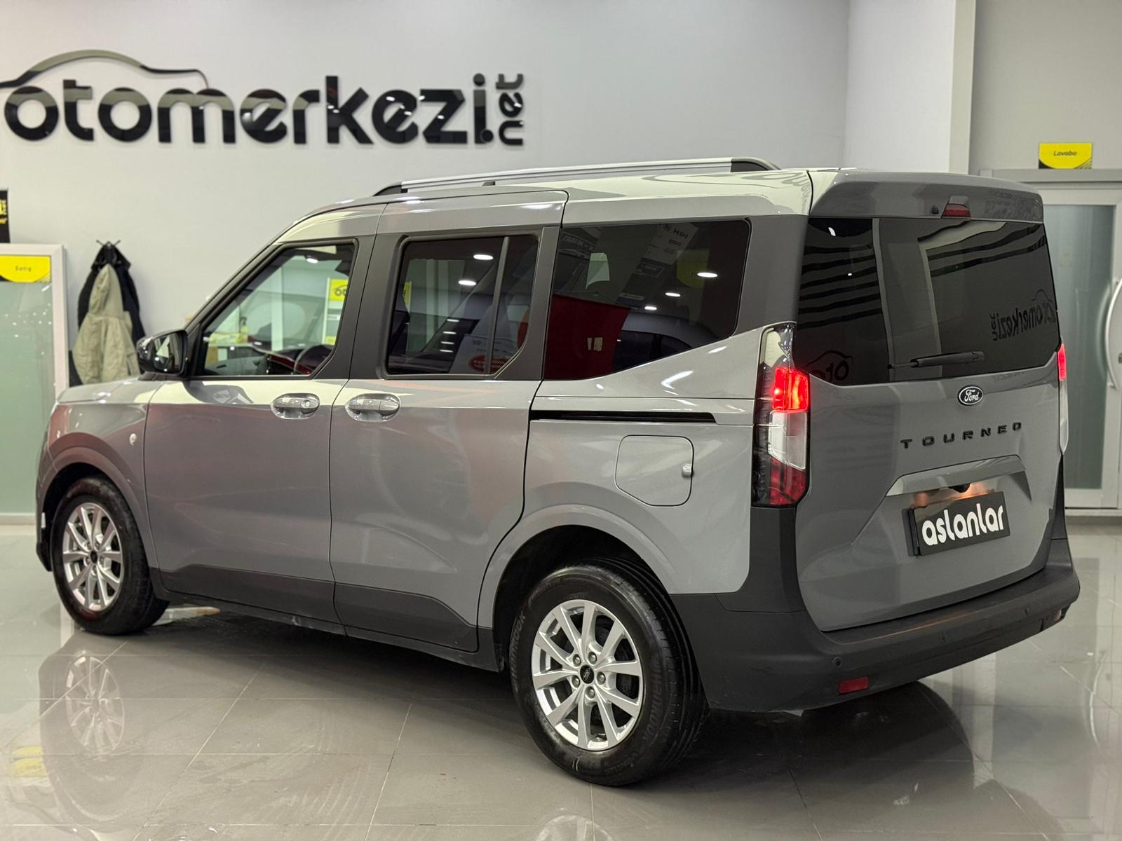 FORD TOURNEOCOURIER 24