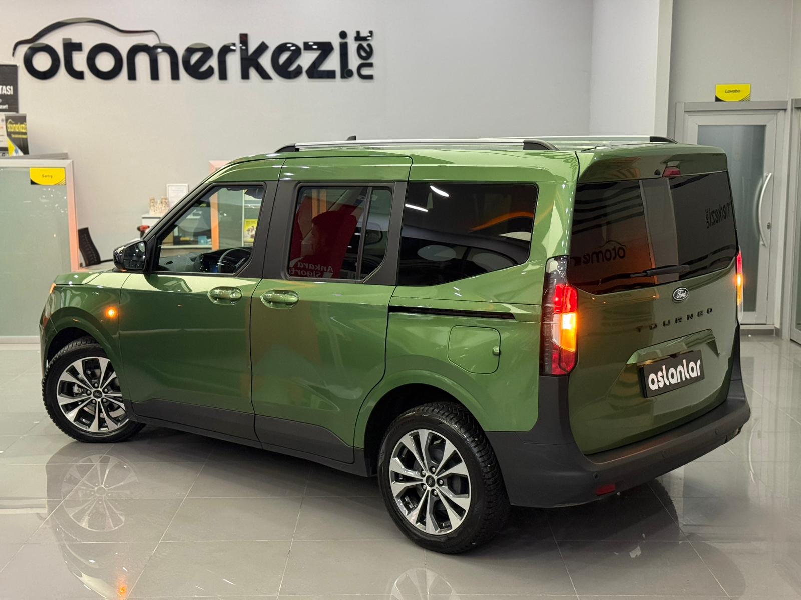 FORD TOURNEOCOURIER 18