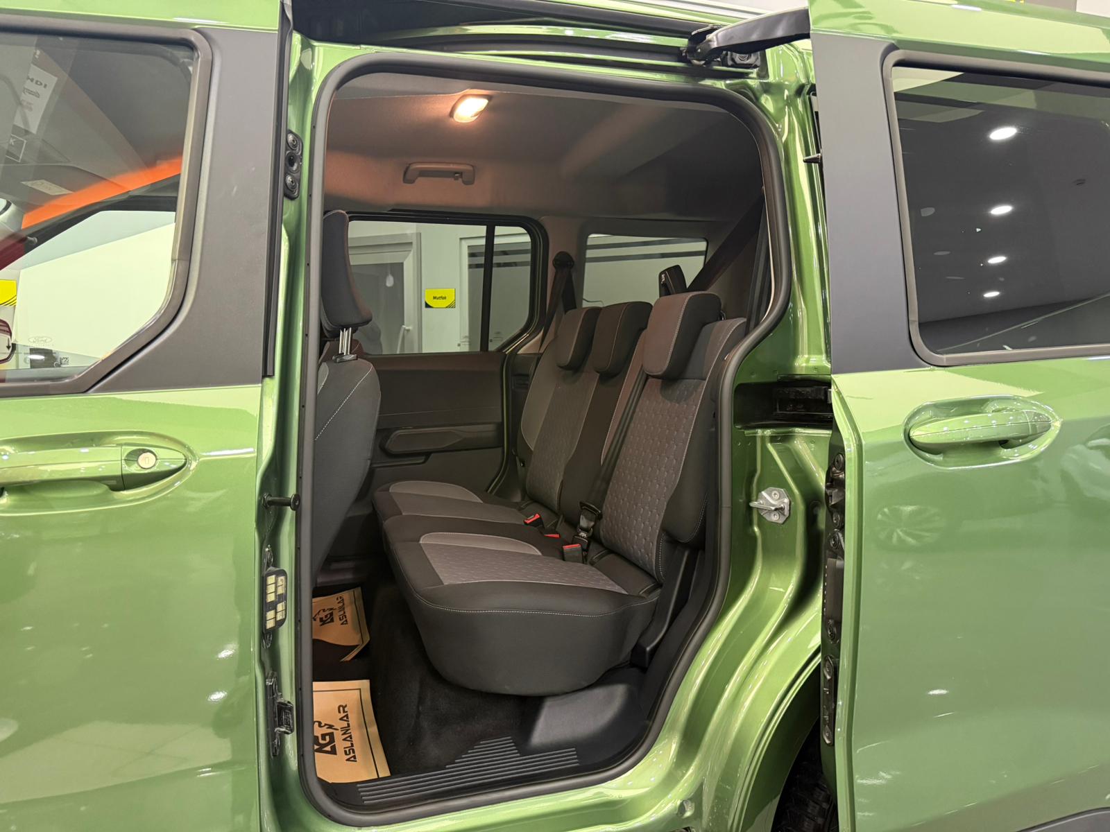 FORD TOURNEOCOURIER 19