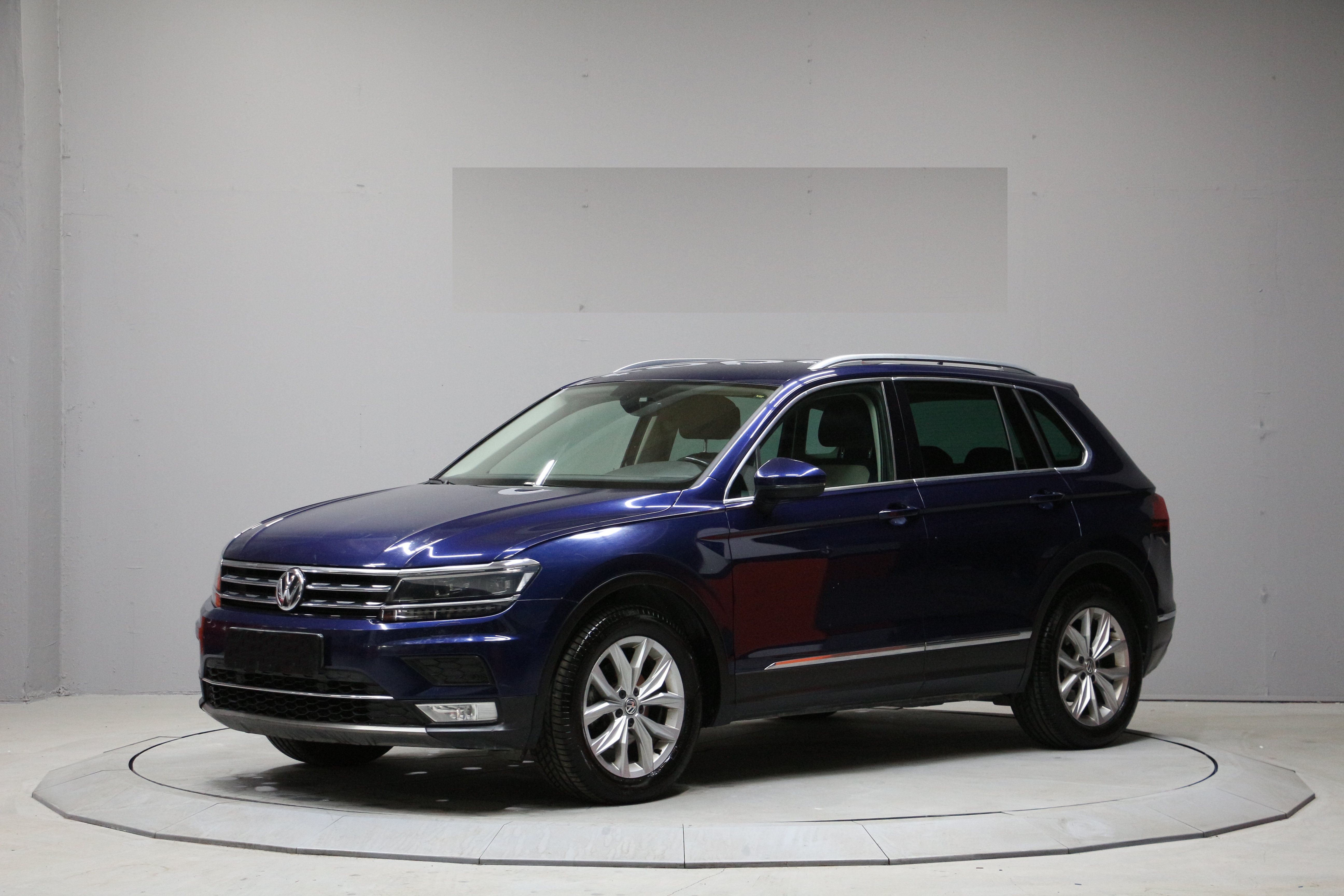 VOLKSWAGEN TIGUAN 1