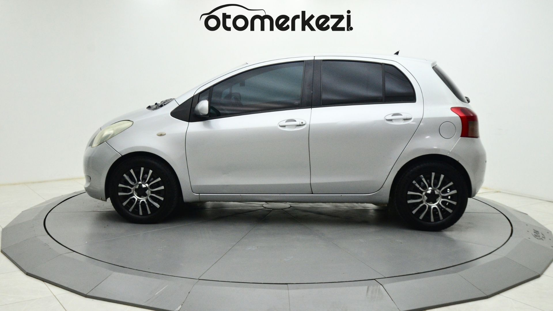 TOYOTA YARIS 2