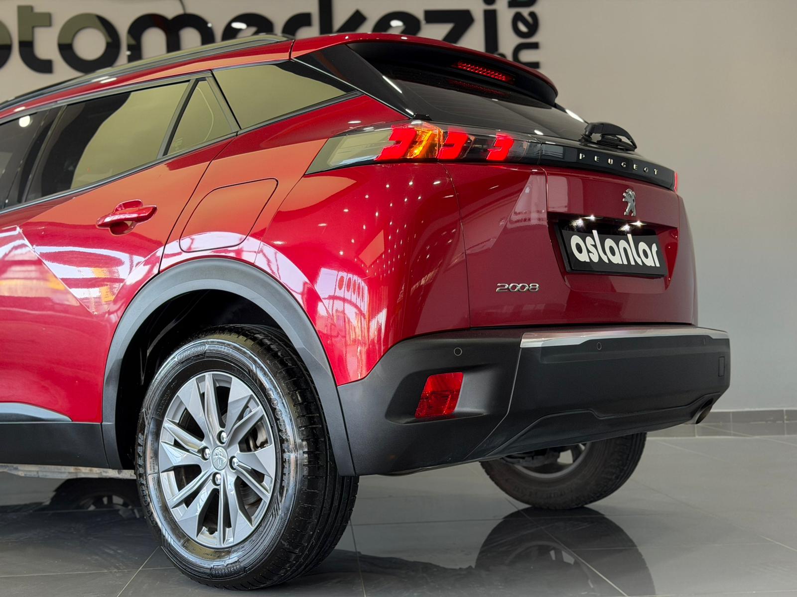 PEUGEOT 2008 8