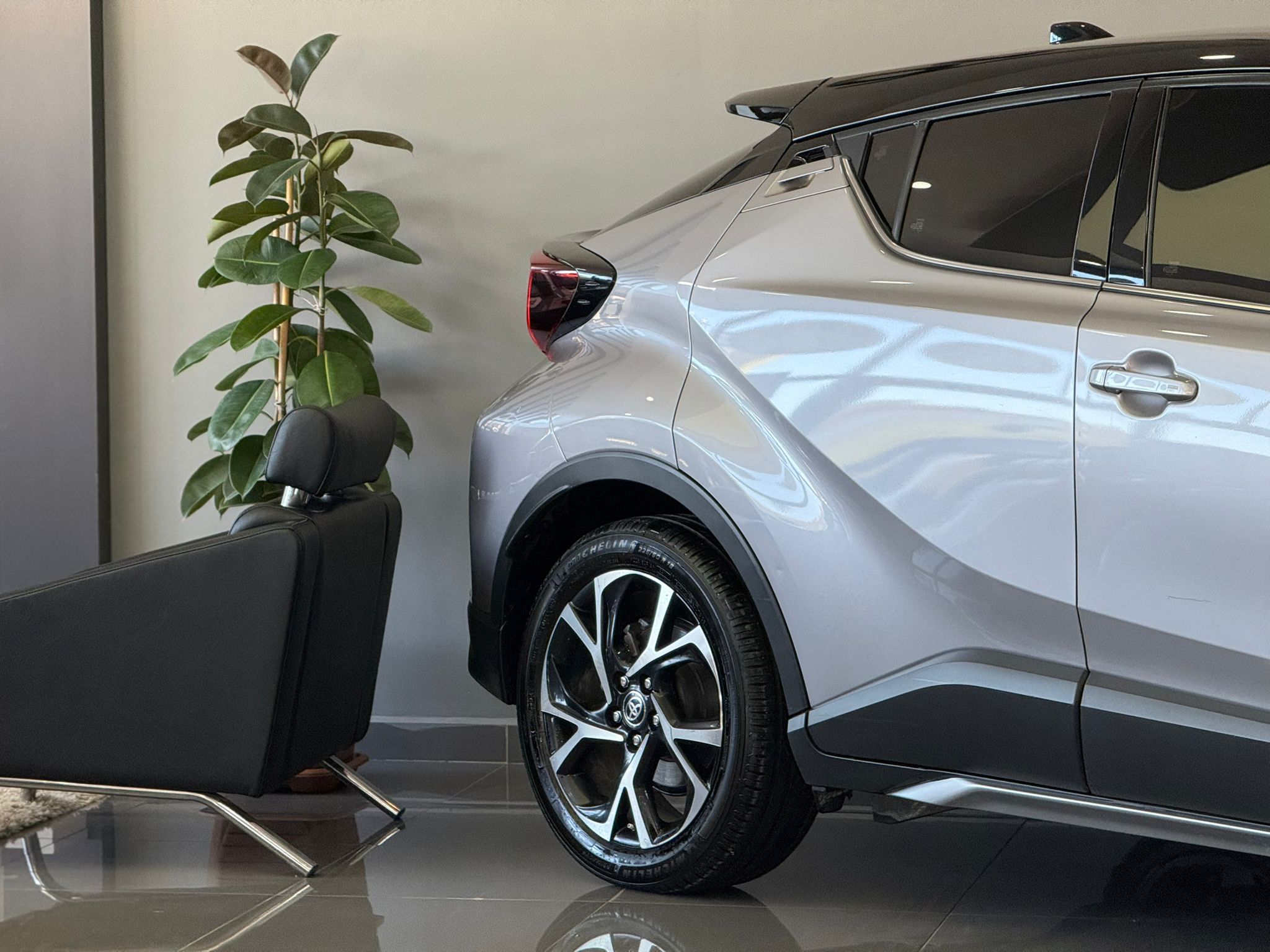 TOYOTA C-HR 4