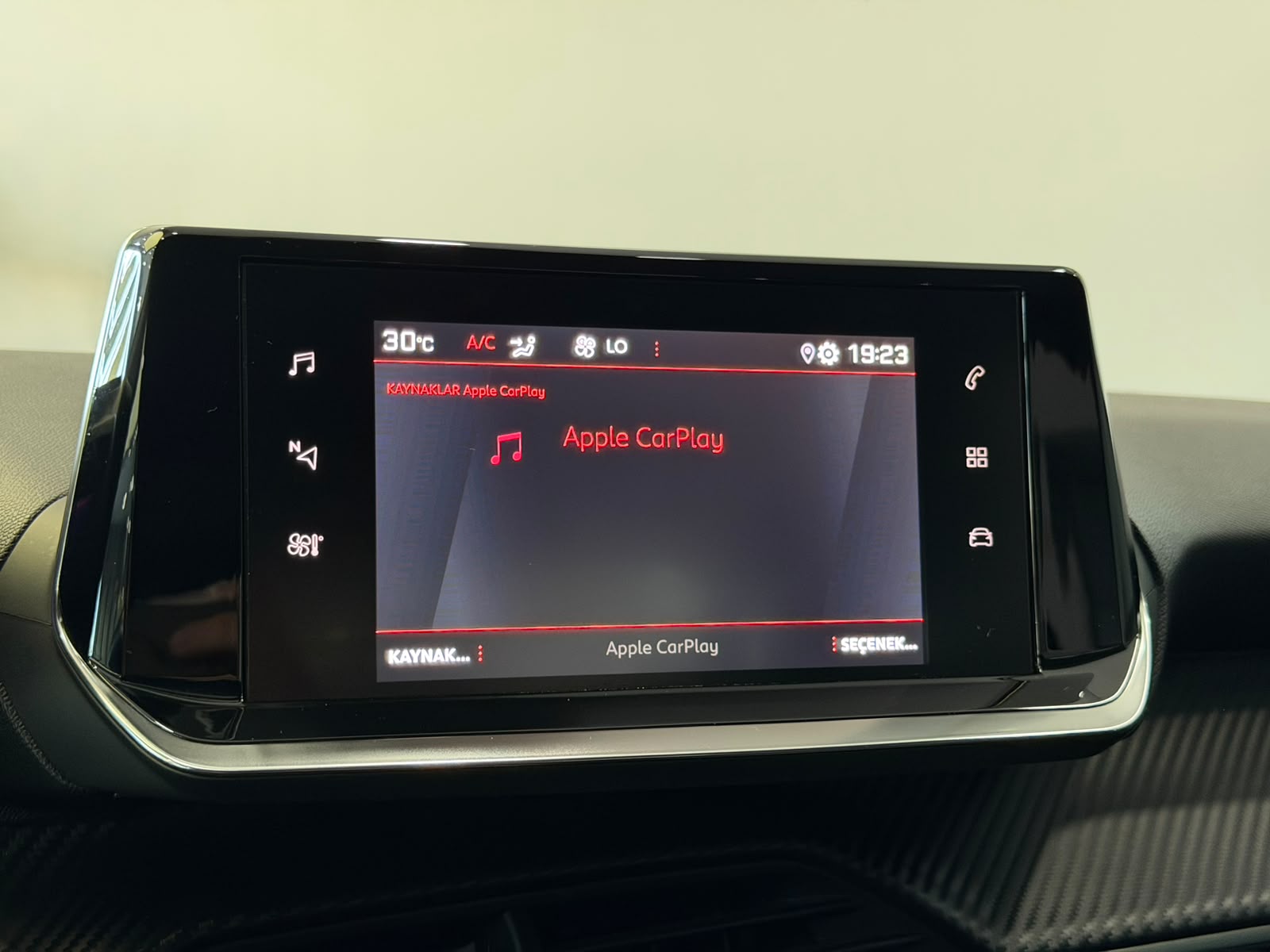 PEUGEOT 208 6