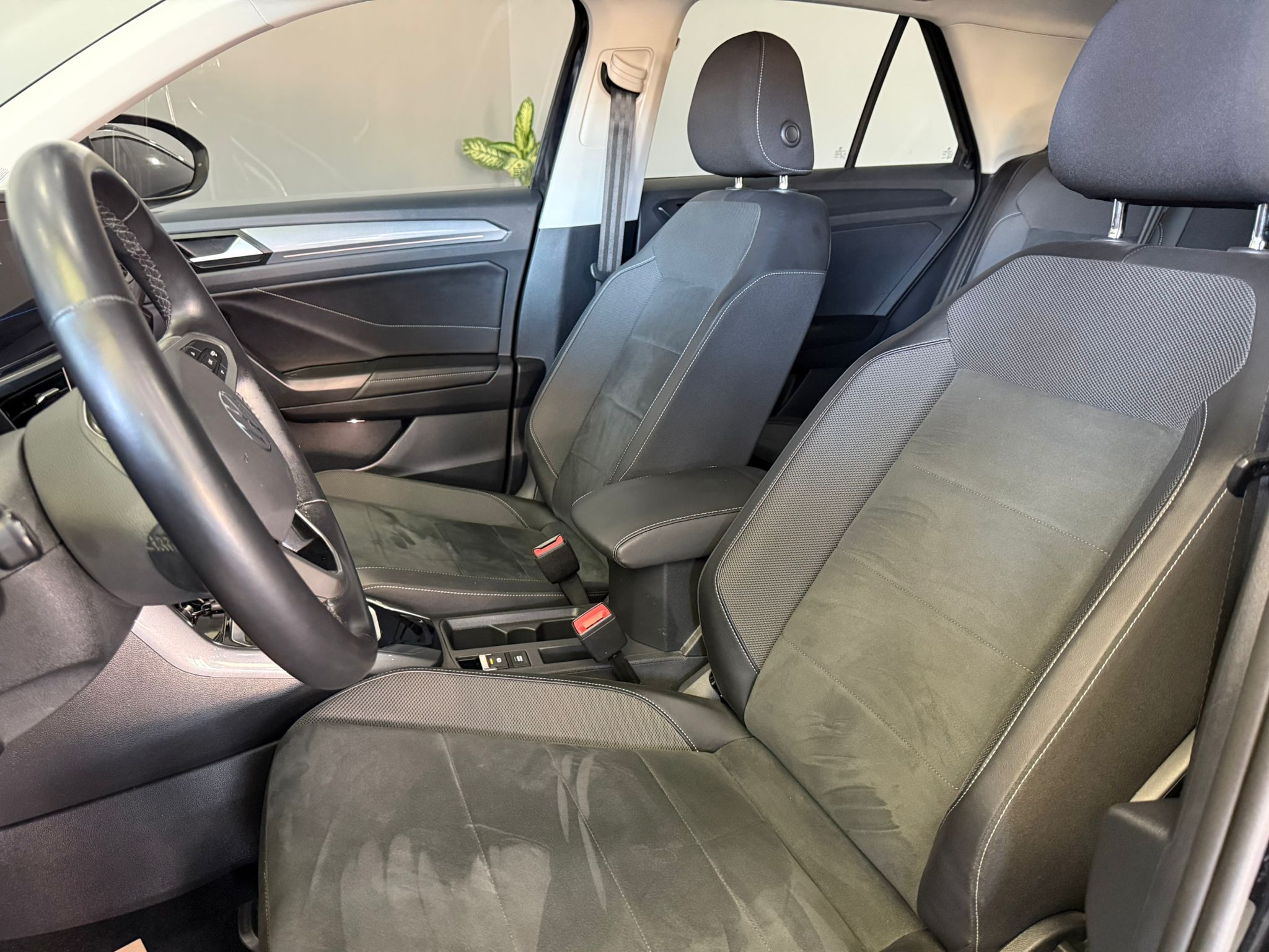 VOLKSWAGEN T-ROC 2