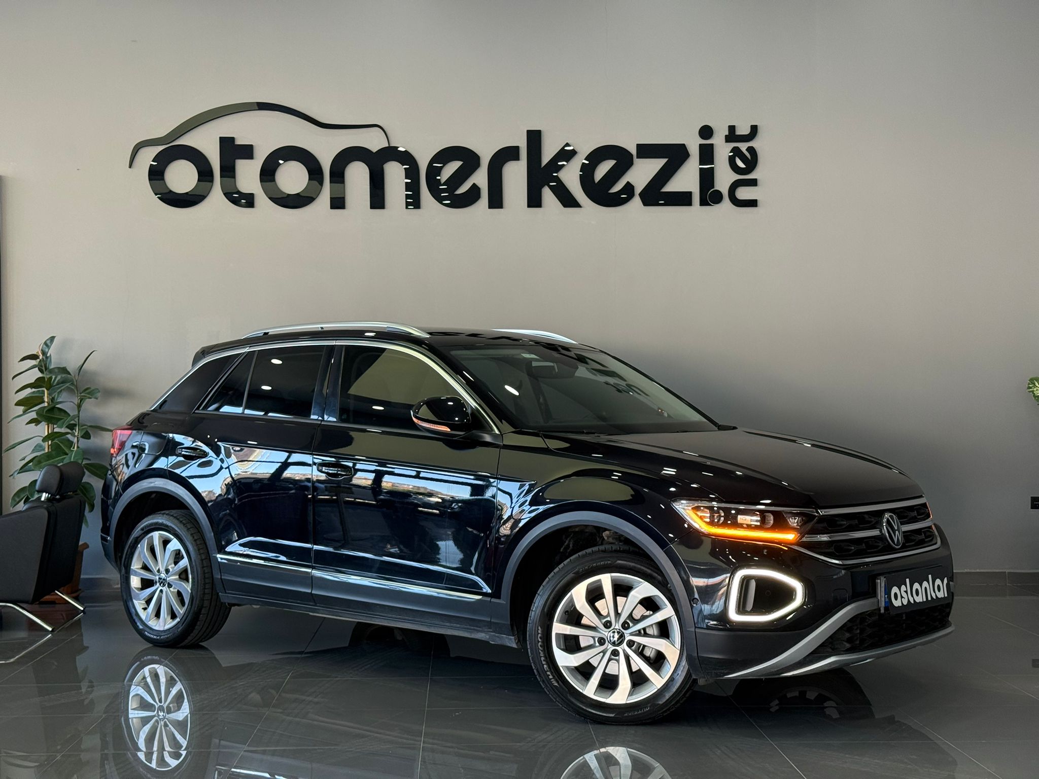 VOLKSWAGEN T-ROC 3