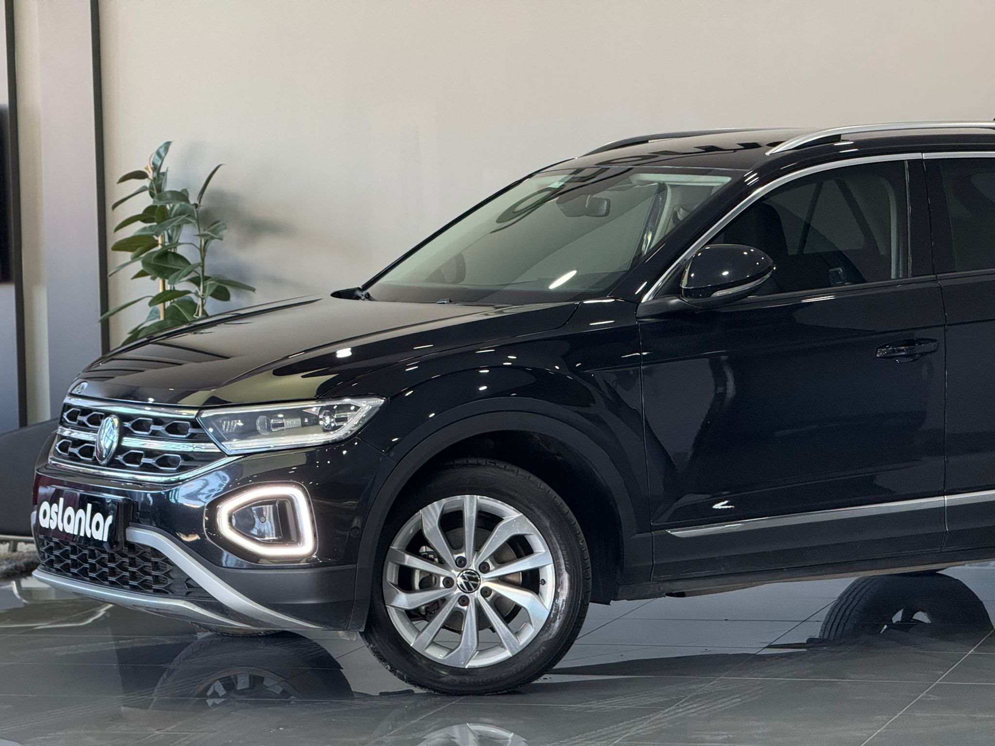 VOLKSWAGEN T-ROC 6