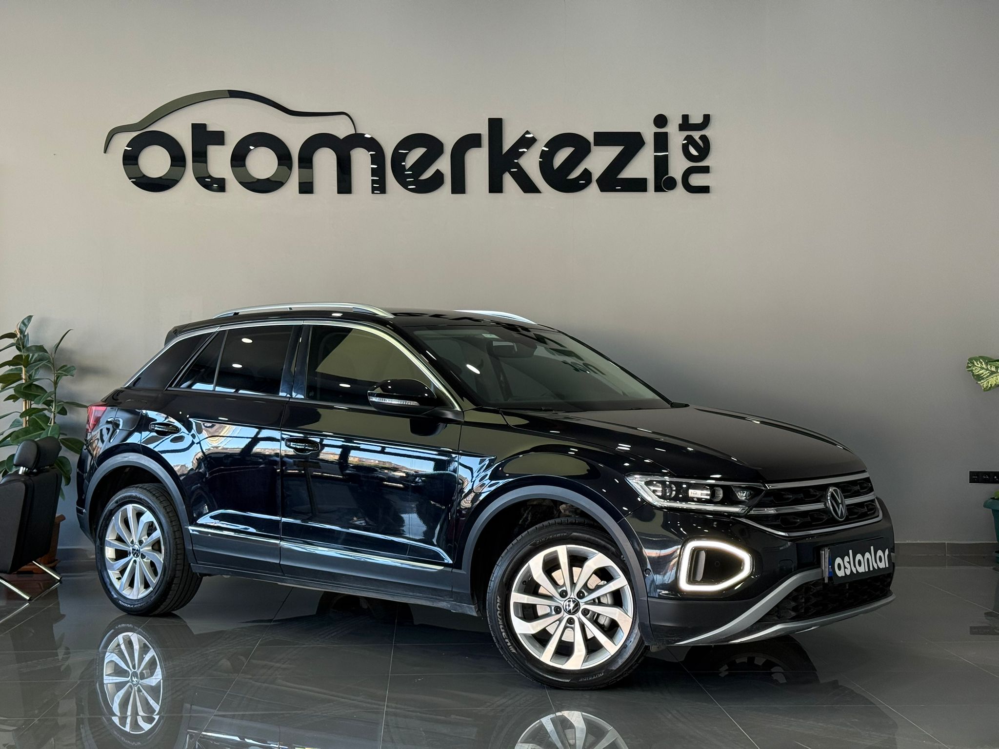 VOLKSWAGEN T-ROC 10