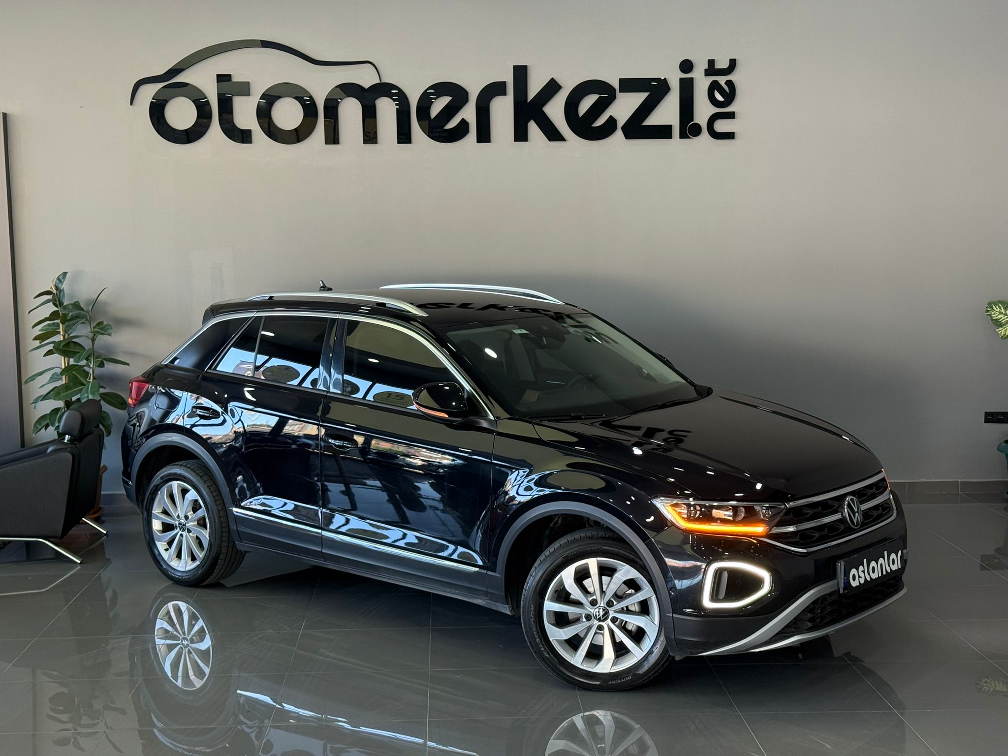 VOLKSWAGEN T-ROC 12