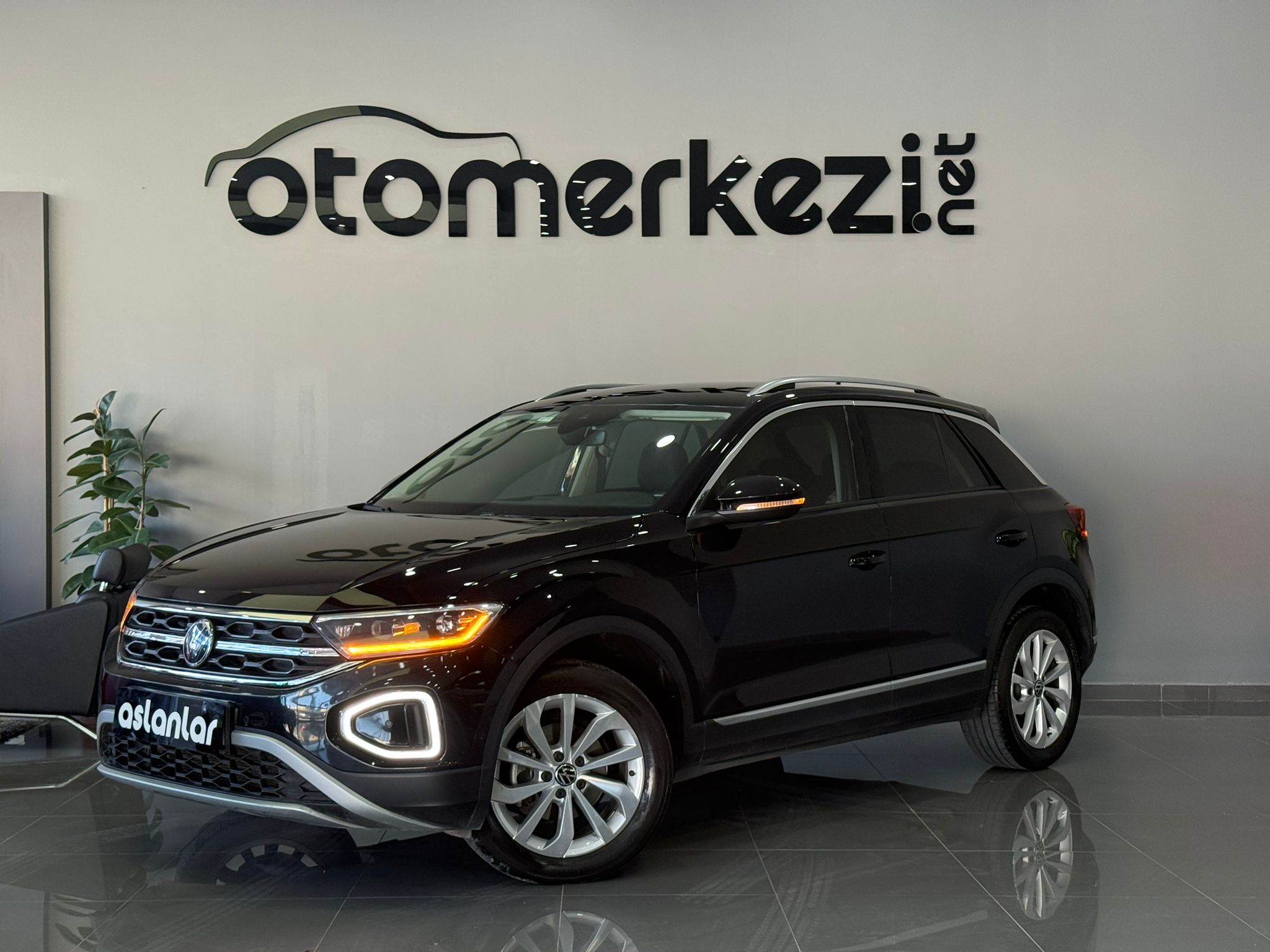 VOLKSWAGEN T-ROC 15