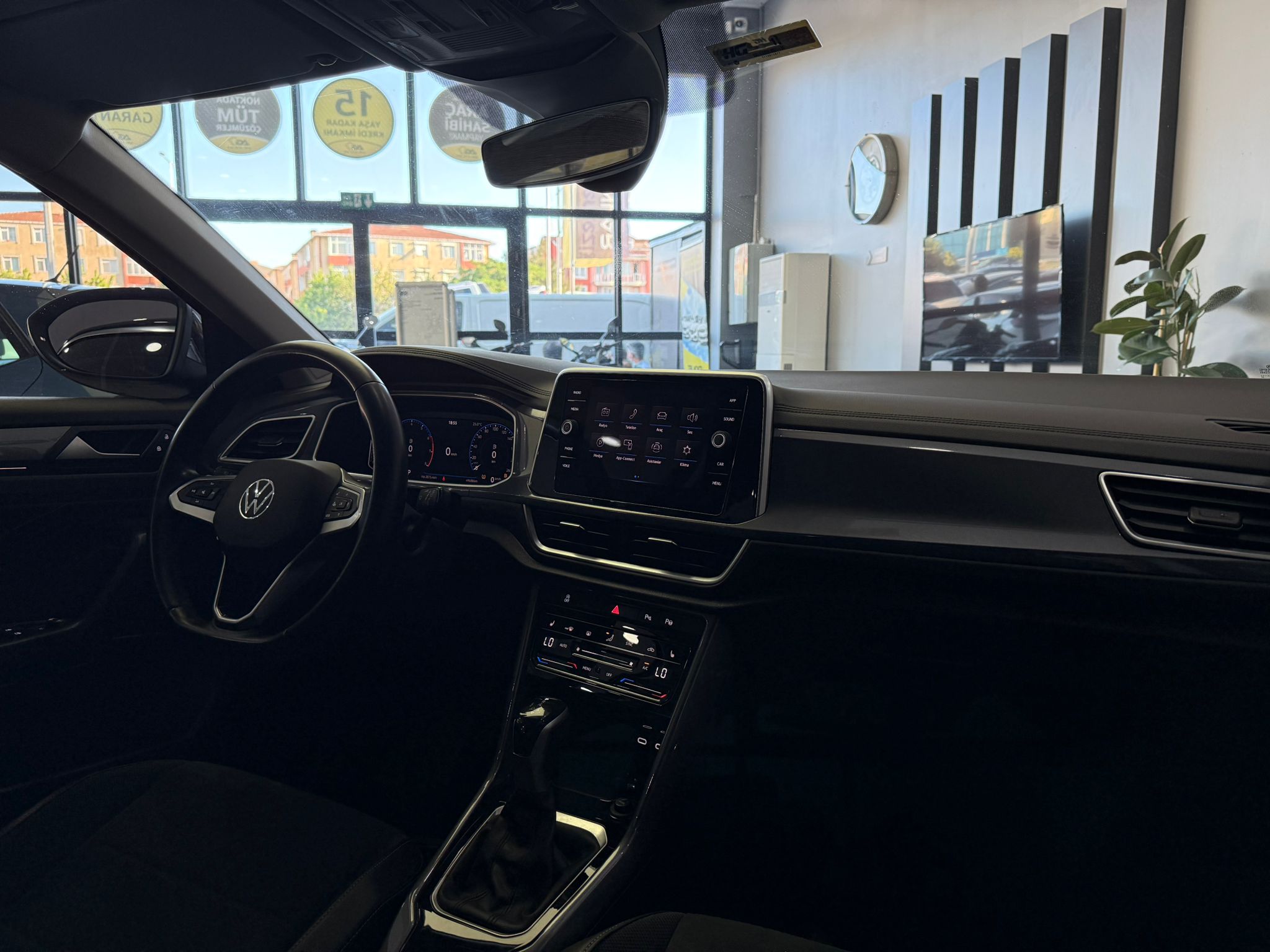 VOLKSWAGEN T-ROC 25