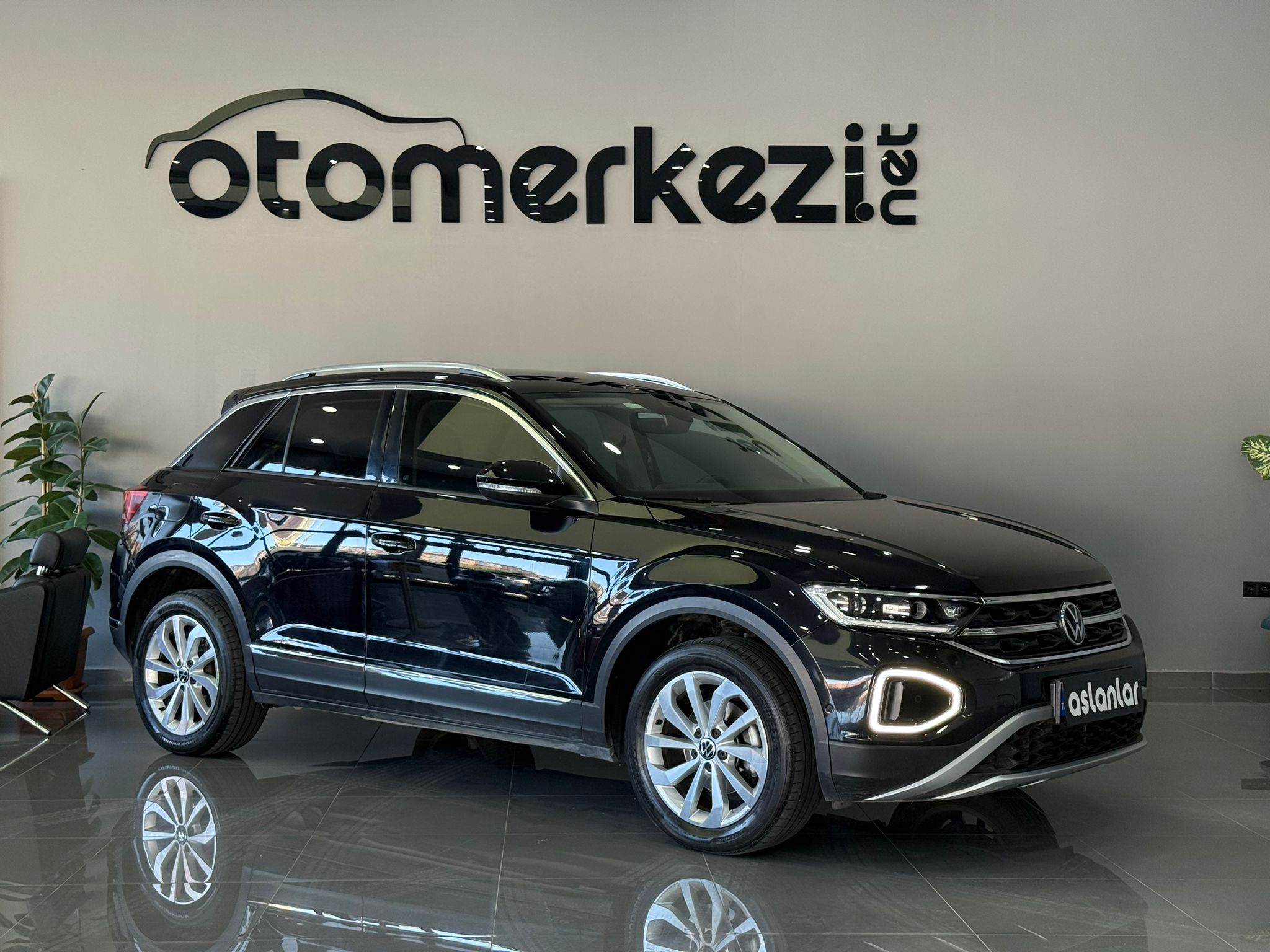 VOLKSWAGEN T-ROC 28