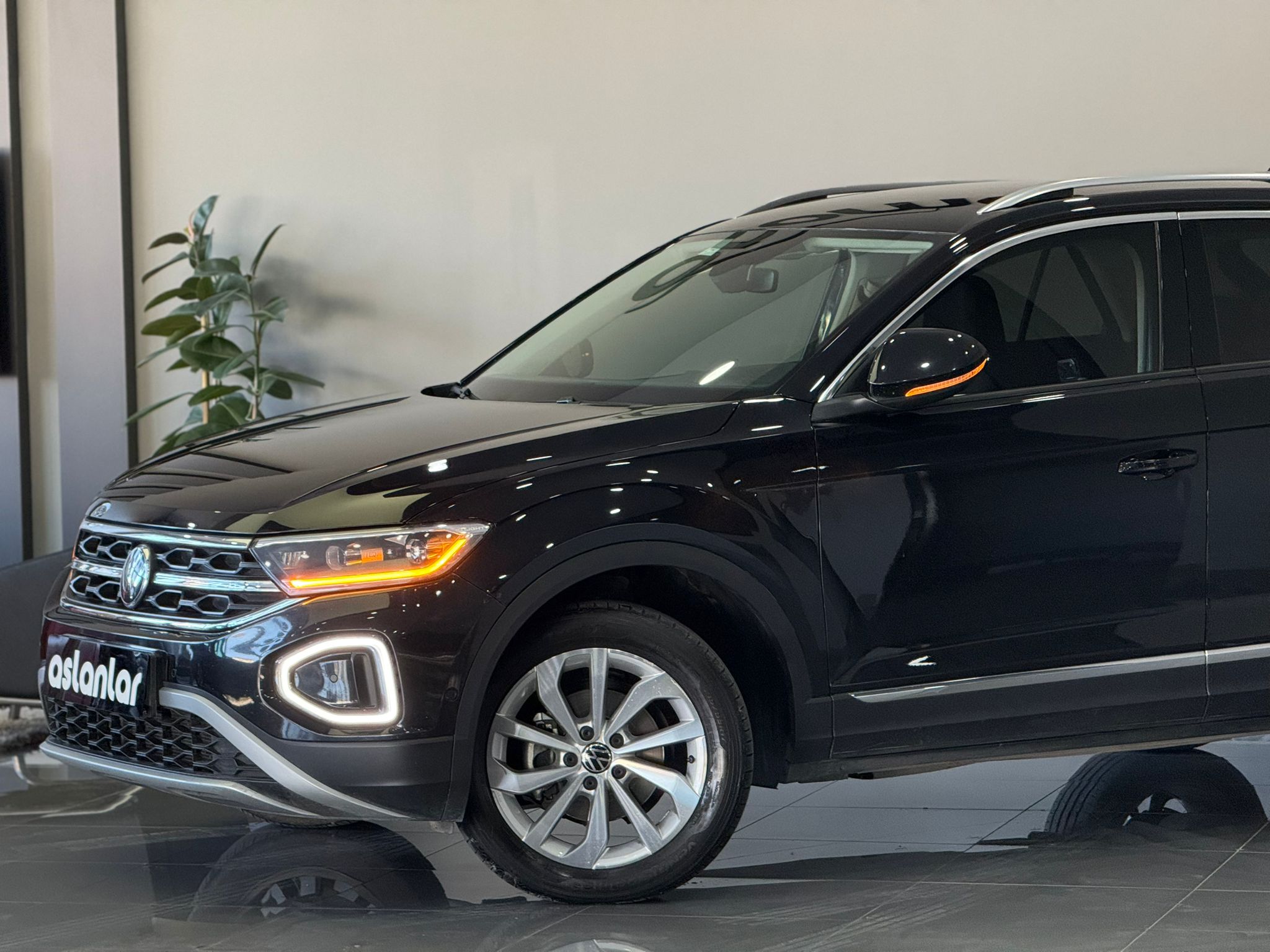 VOLKSWAGEN T-ROC 29