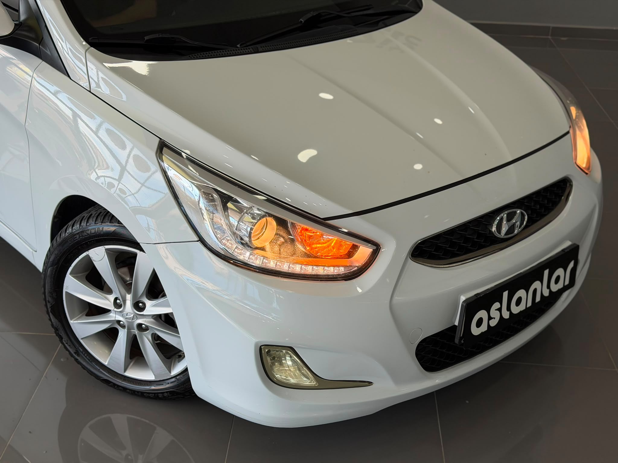 HYUNDAI ACCENT 29