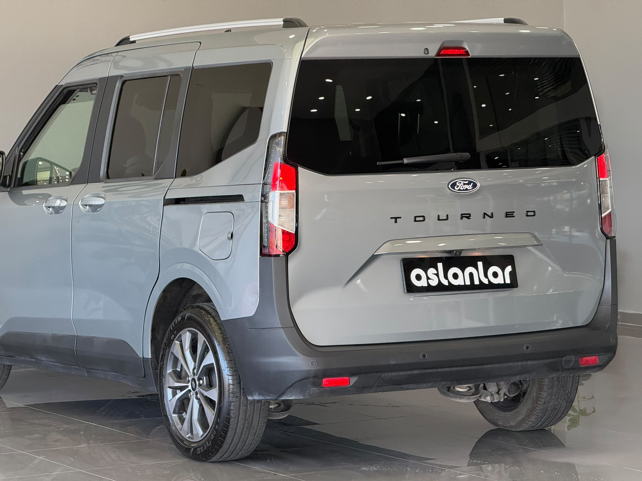 FORD TOURNEOCOURIER 5