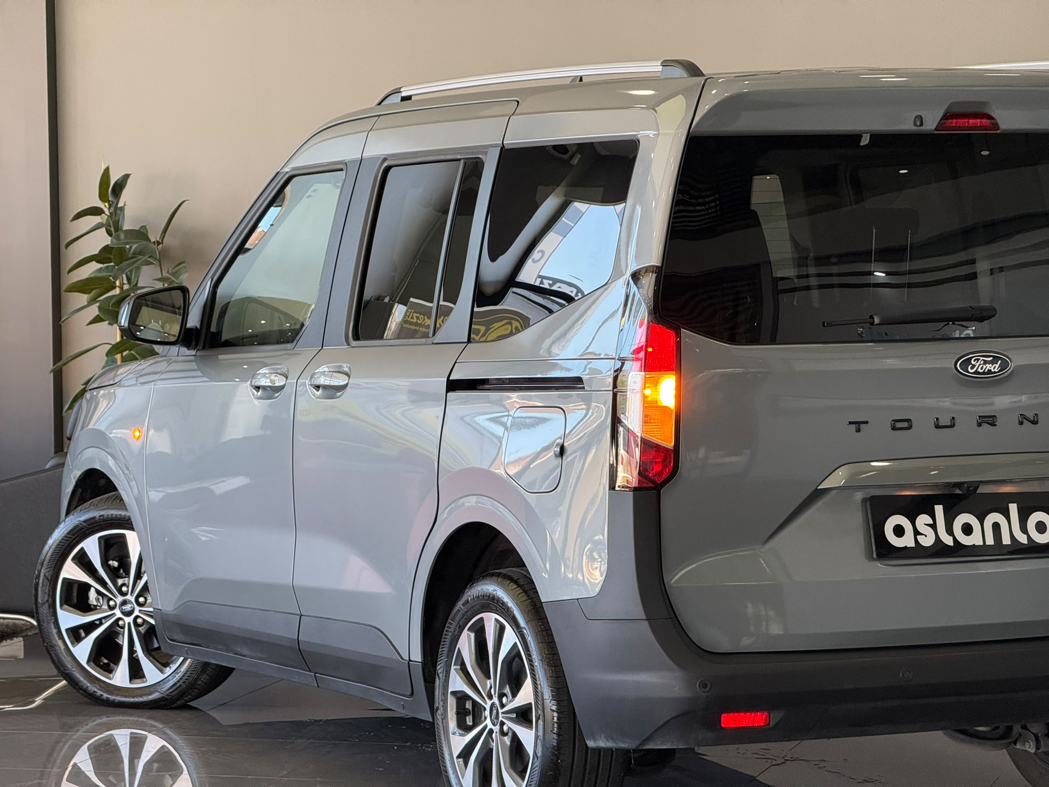 FORD TOURNEOCOURIER 13