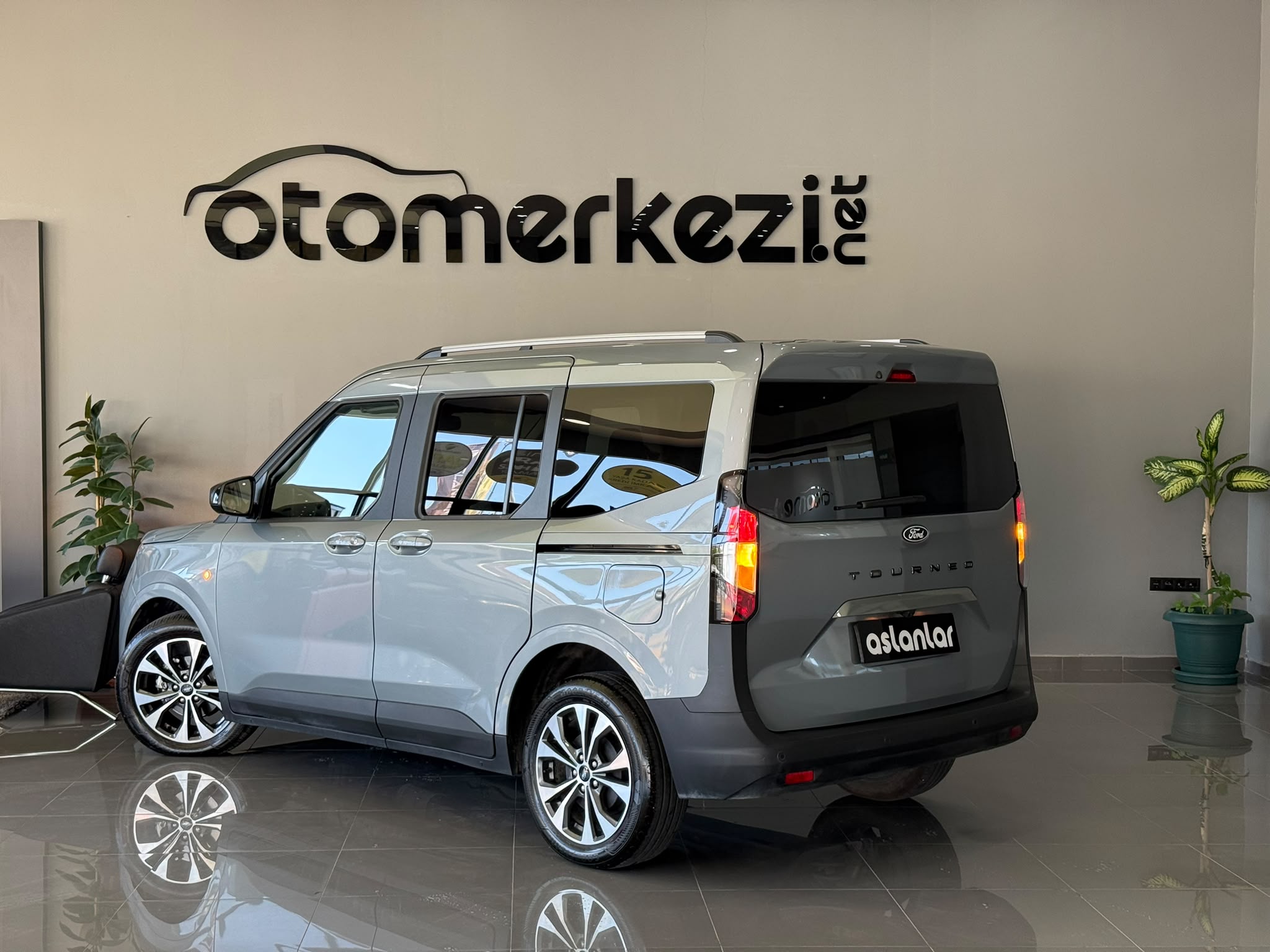 FORD TOURNEOCOURIER 28