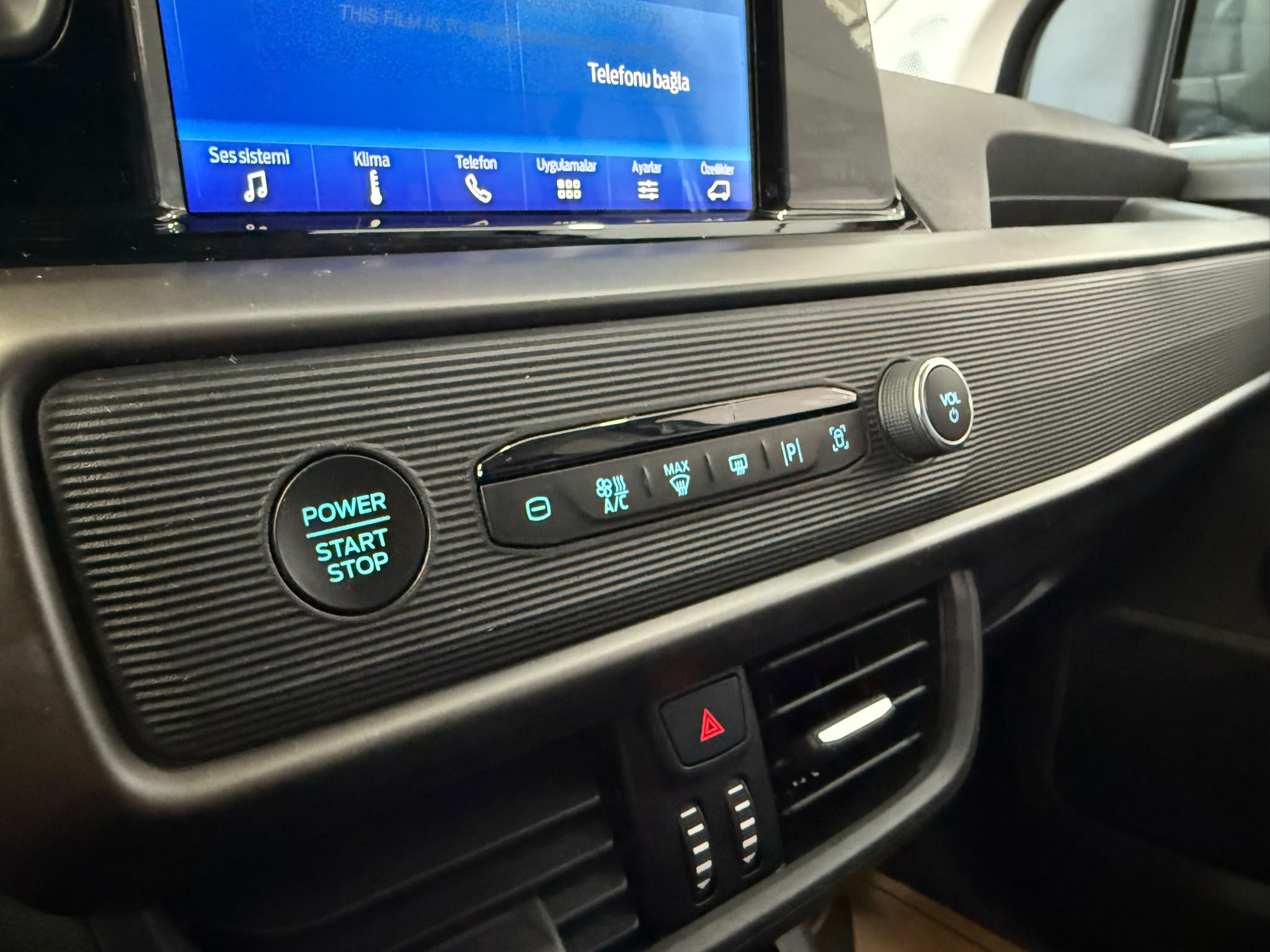 FORD TOURNEOCOURIER 37