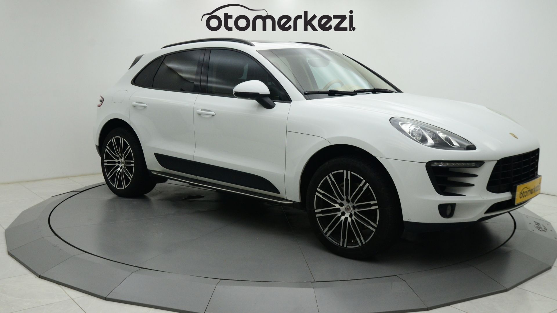 PORSCHE MACAN 1