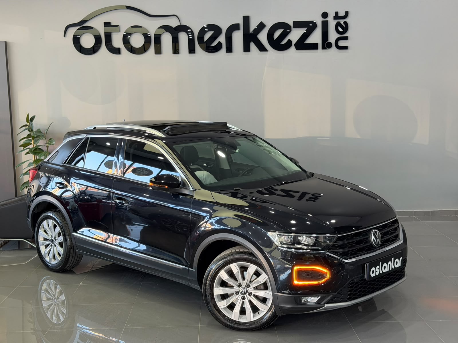 VOLKSWAGEN T-ROC 3