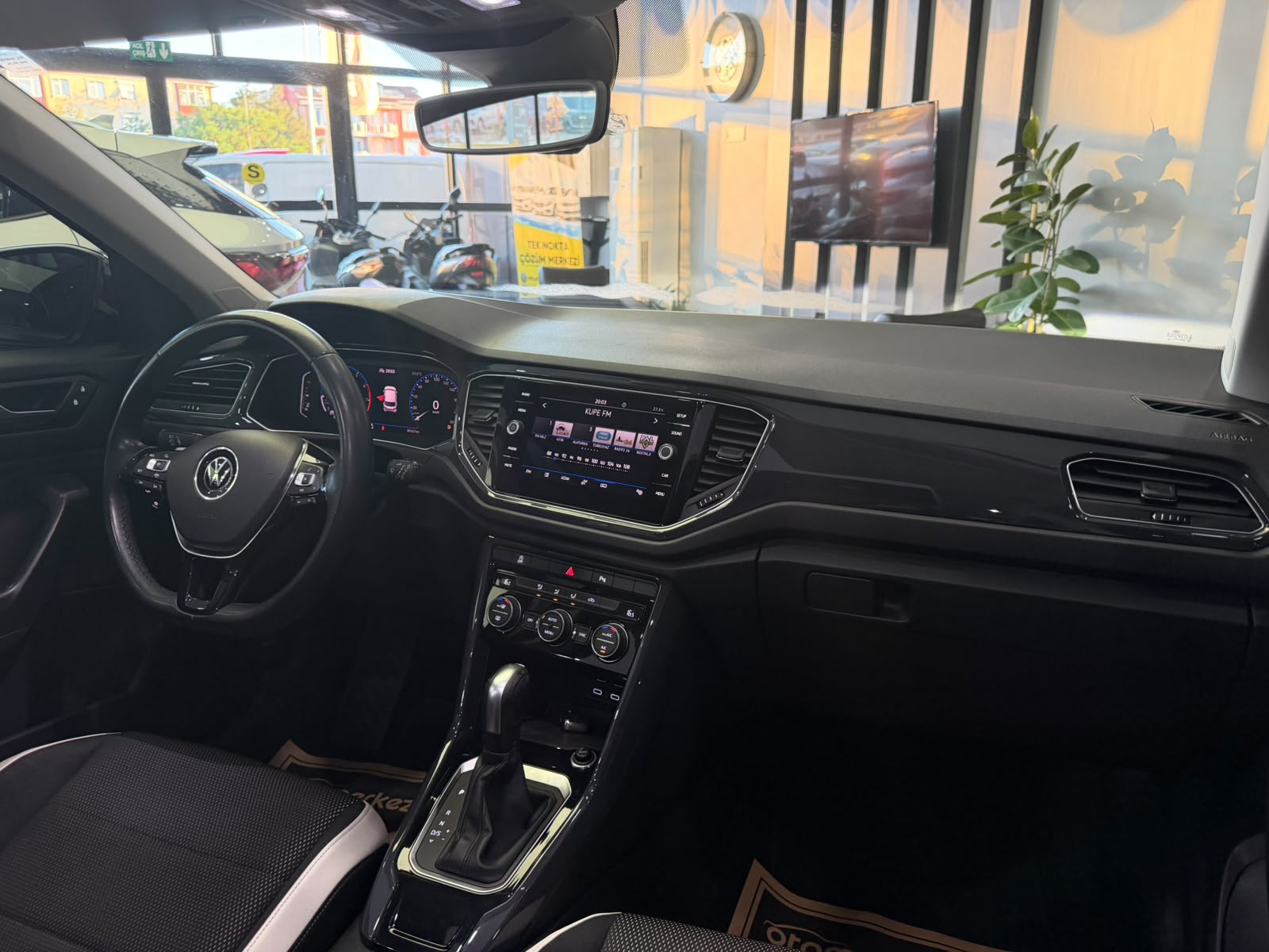 VOLKSWAGEN T-ROC 4
