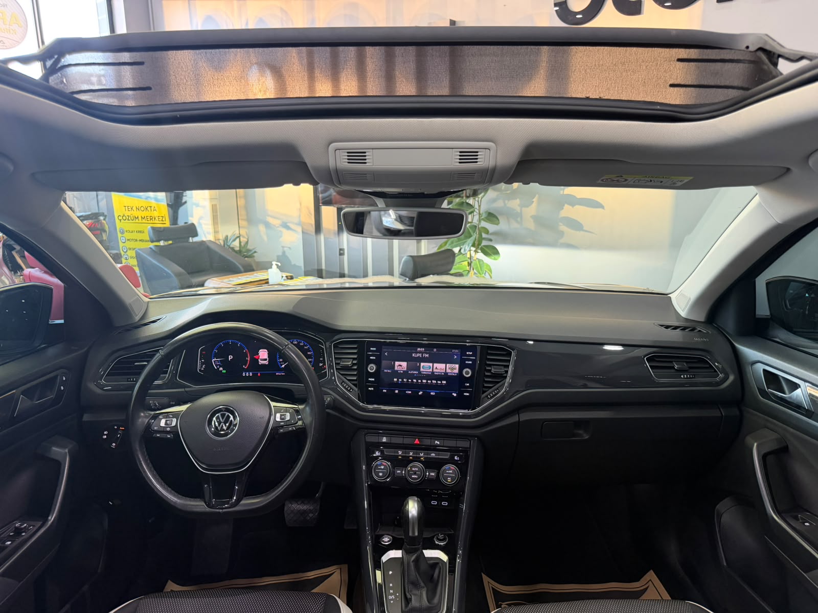 VOLKSWAGEN T-ROC 6