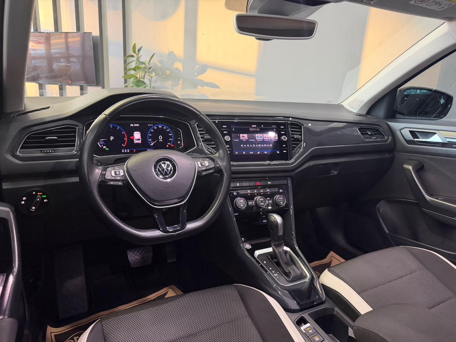 VOLKSWAGEN T-ROC 7