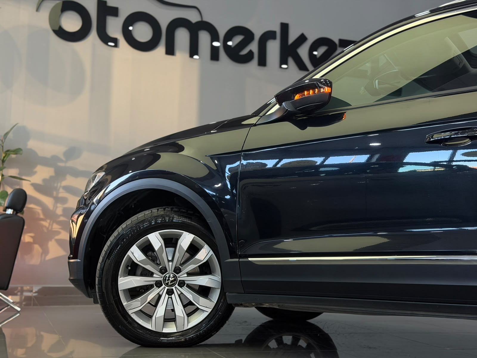 VOLKSWAGEN T-ROC 8