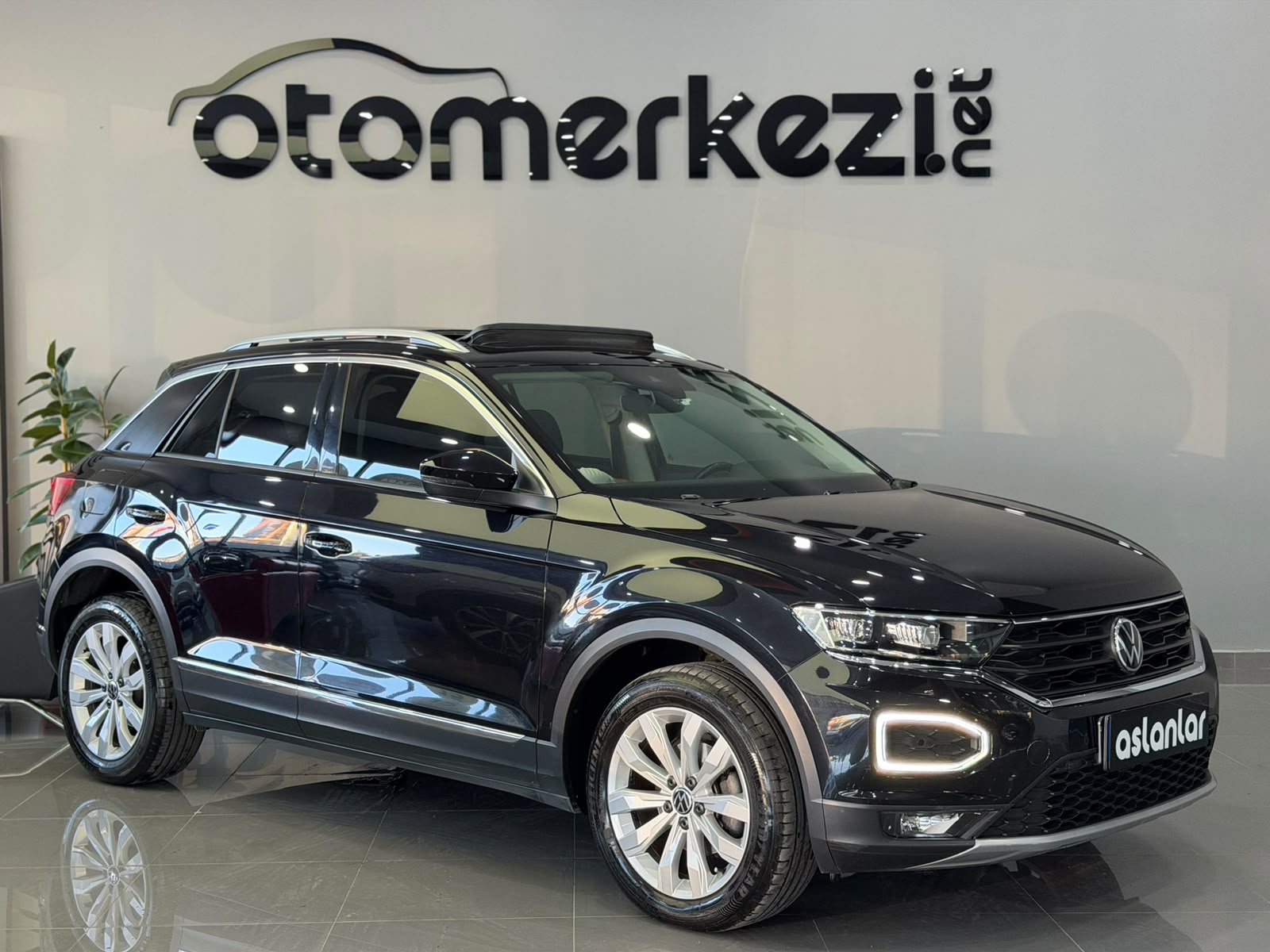 VOLKSWAGEN T-ROC 12