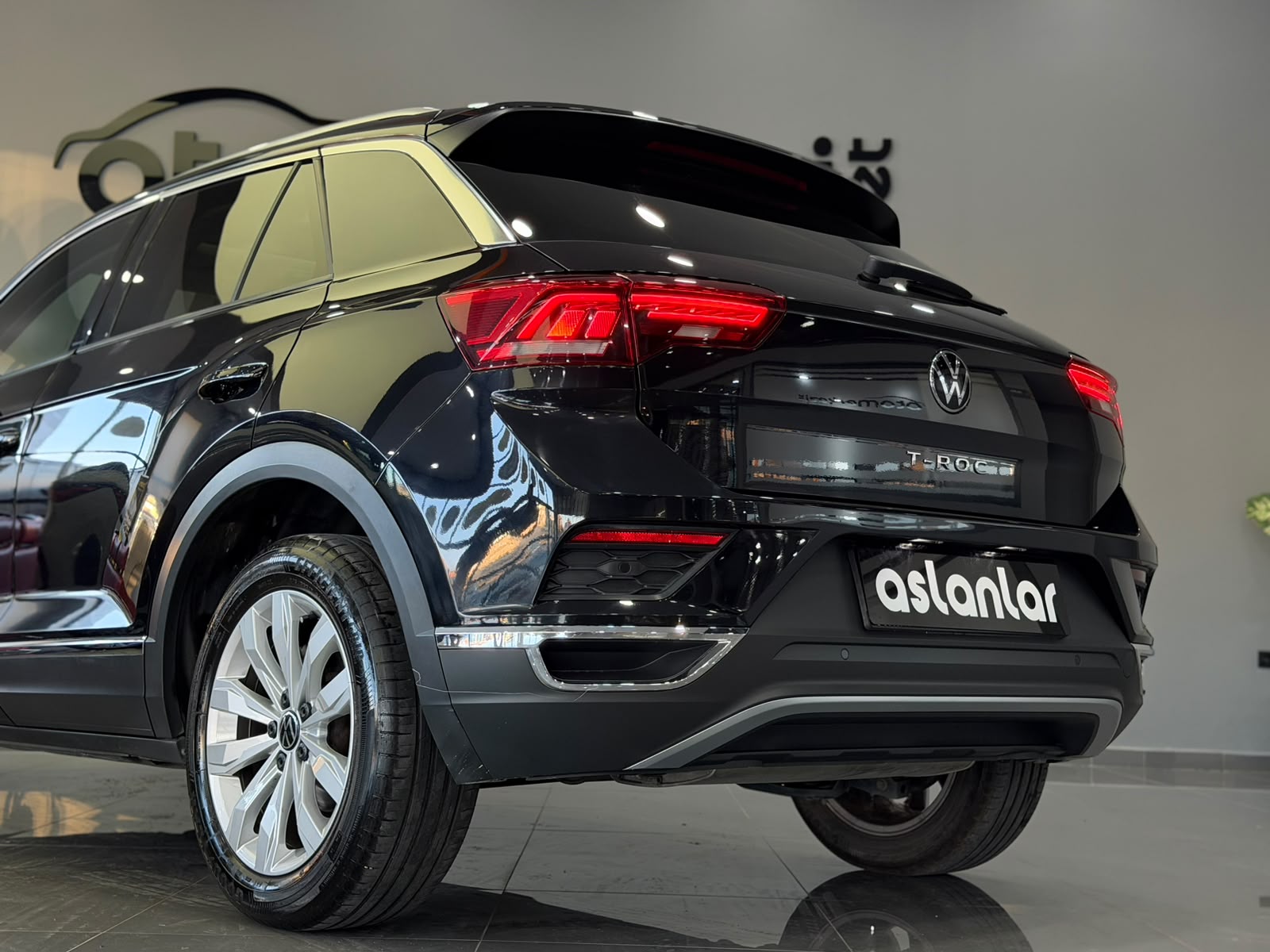 VOLKSWAGEN T-ROC 13