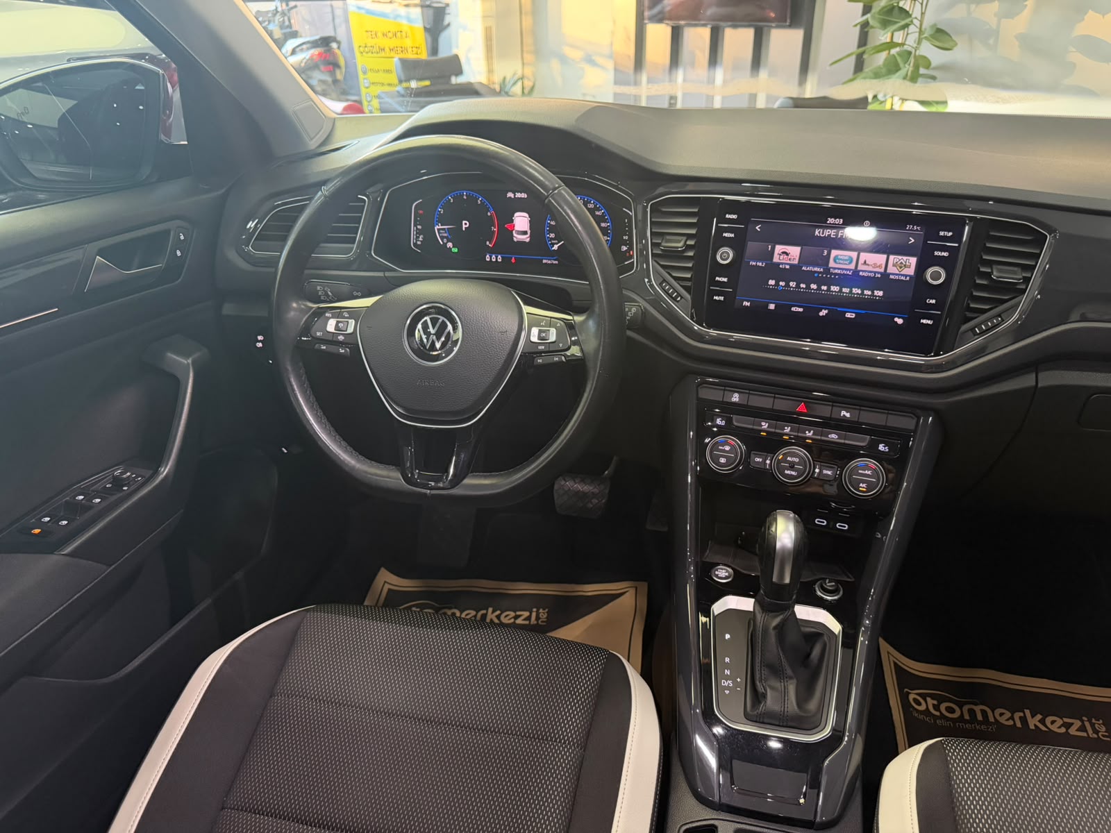 VOLKSWAGEN T-ROC 28