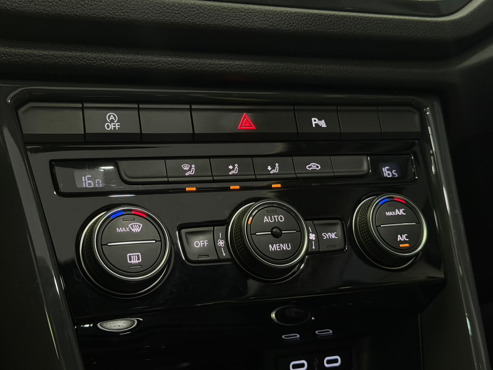 VOLKSWAGEN T-ROC 29