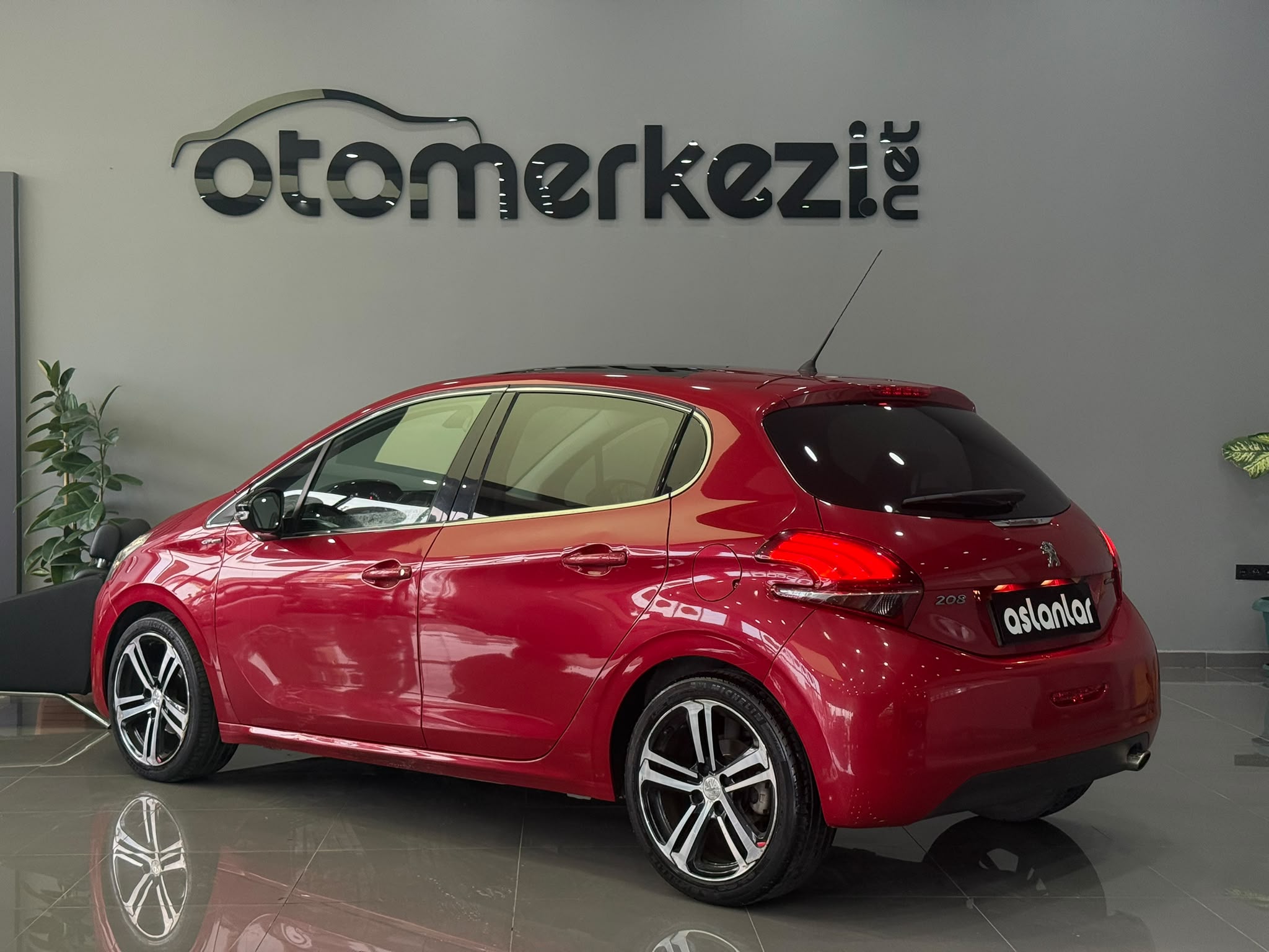 PEUGEOT 208 4