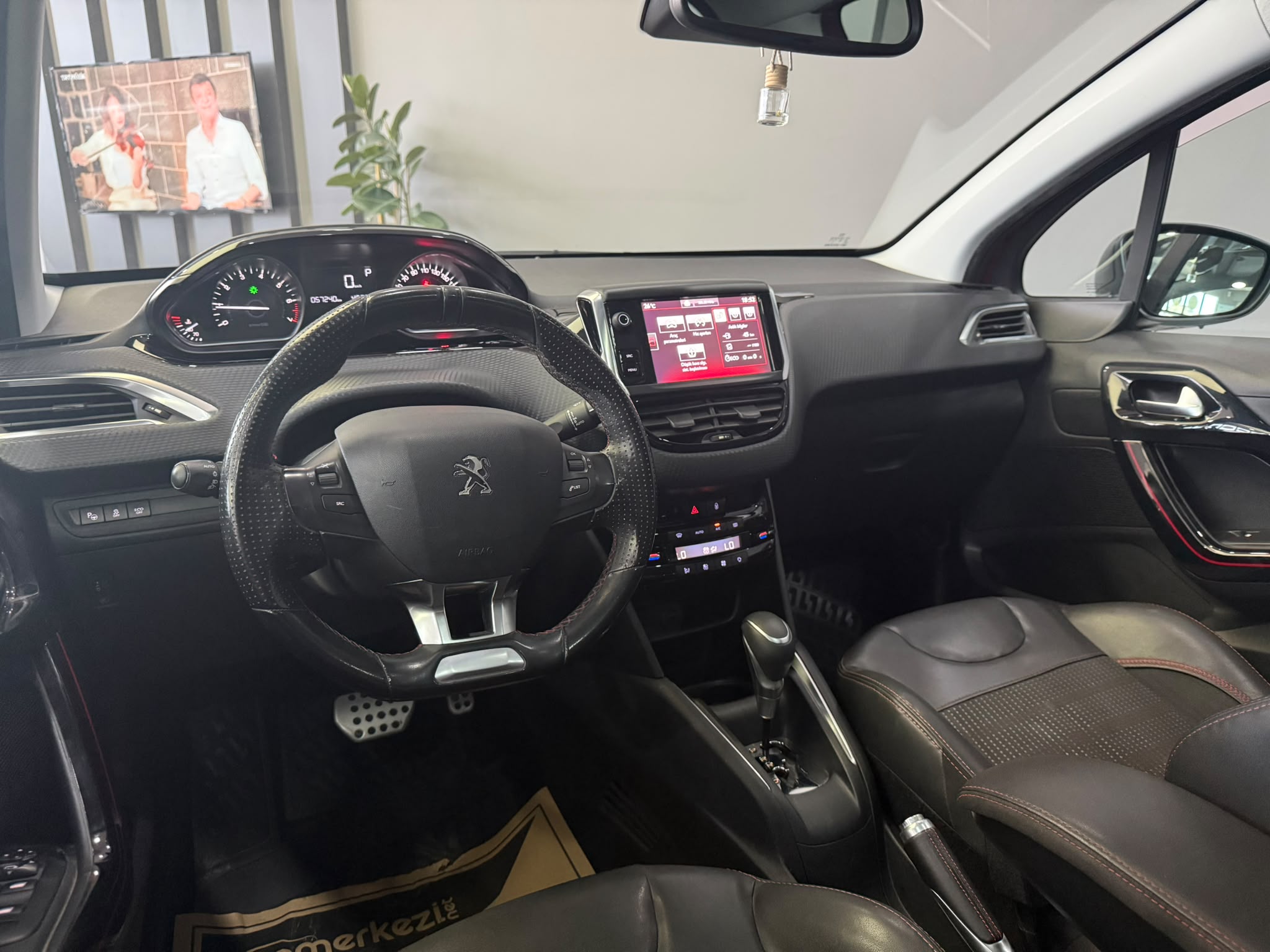 PEUGEOT 208 5