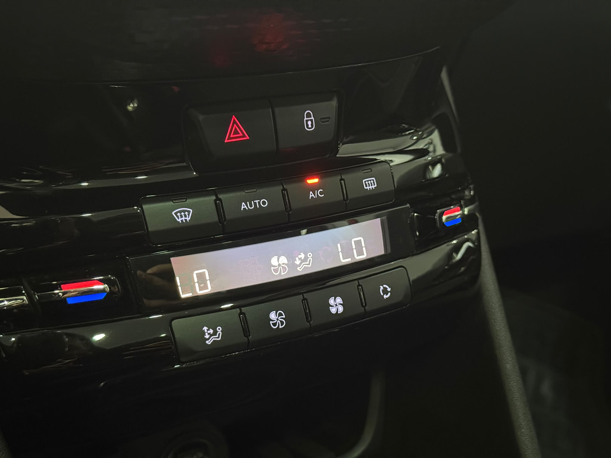 PEUGEOT 208 8