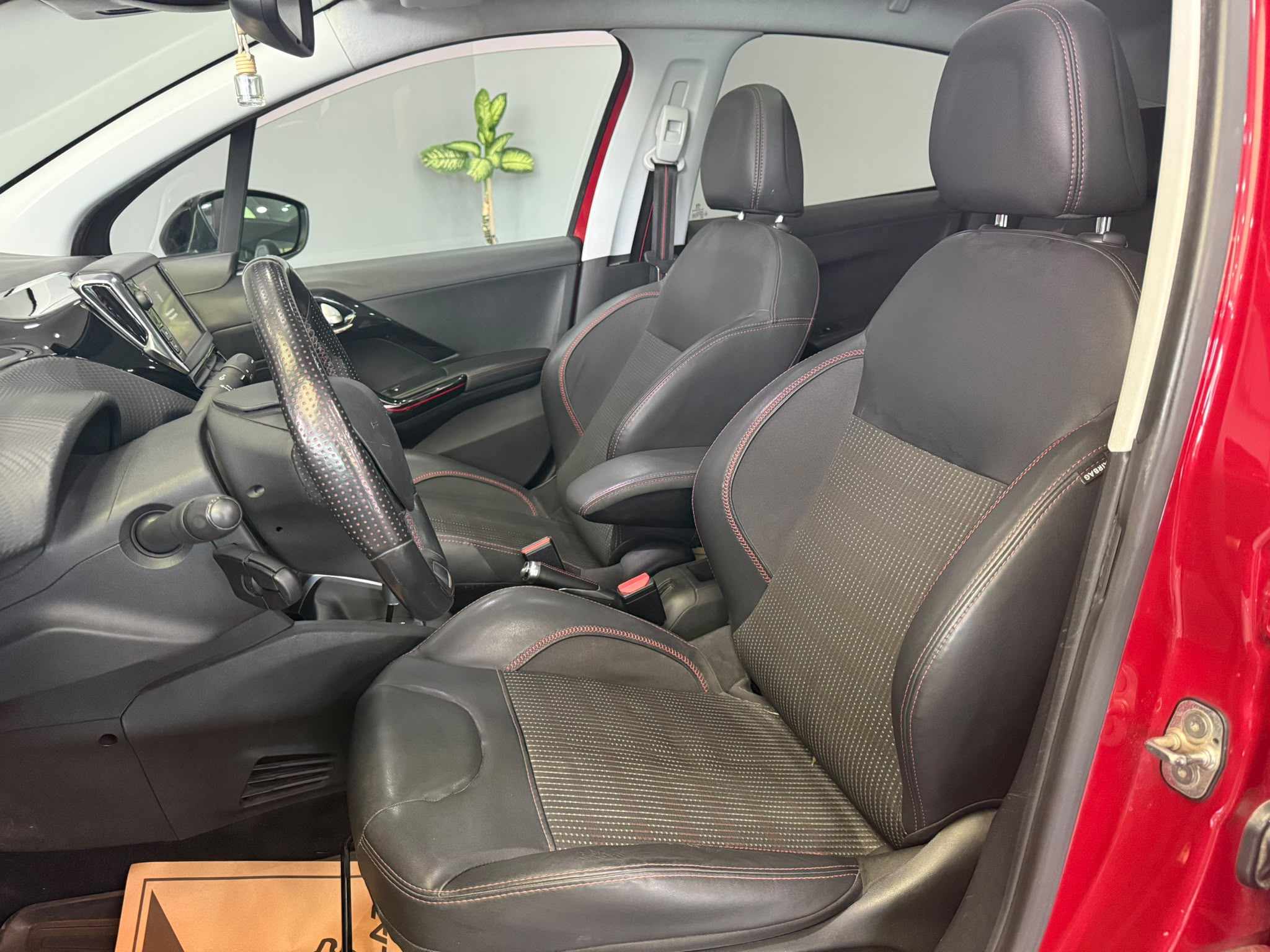 PEUGEOT 208 11