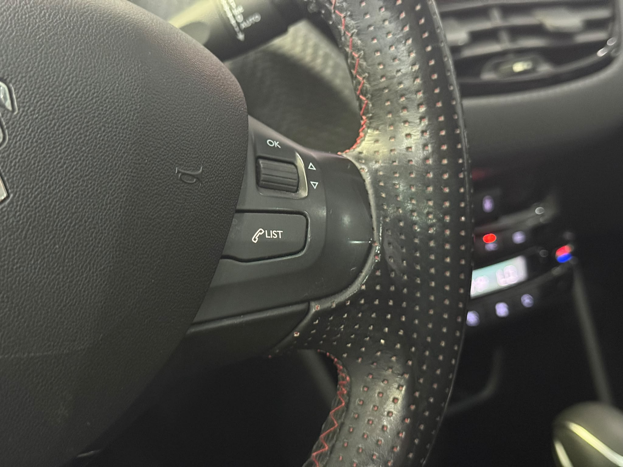 PEUGEOT 208 12