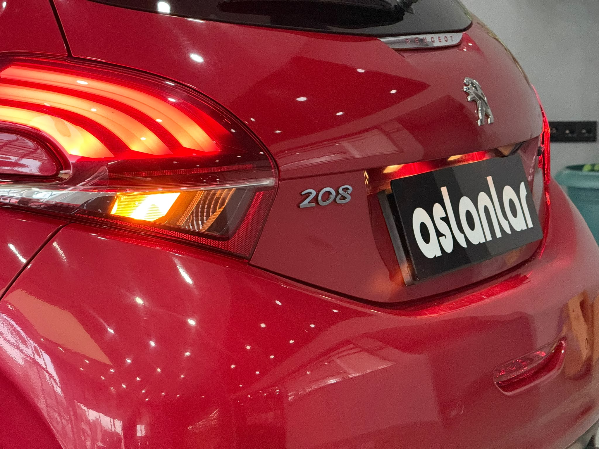 PEUGEOT 208 16