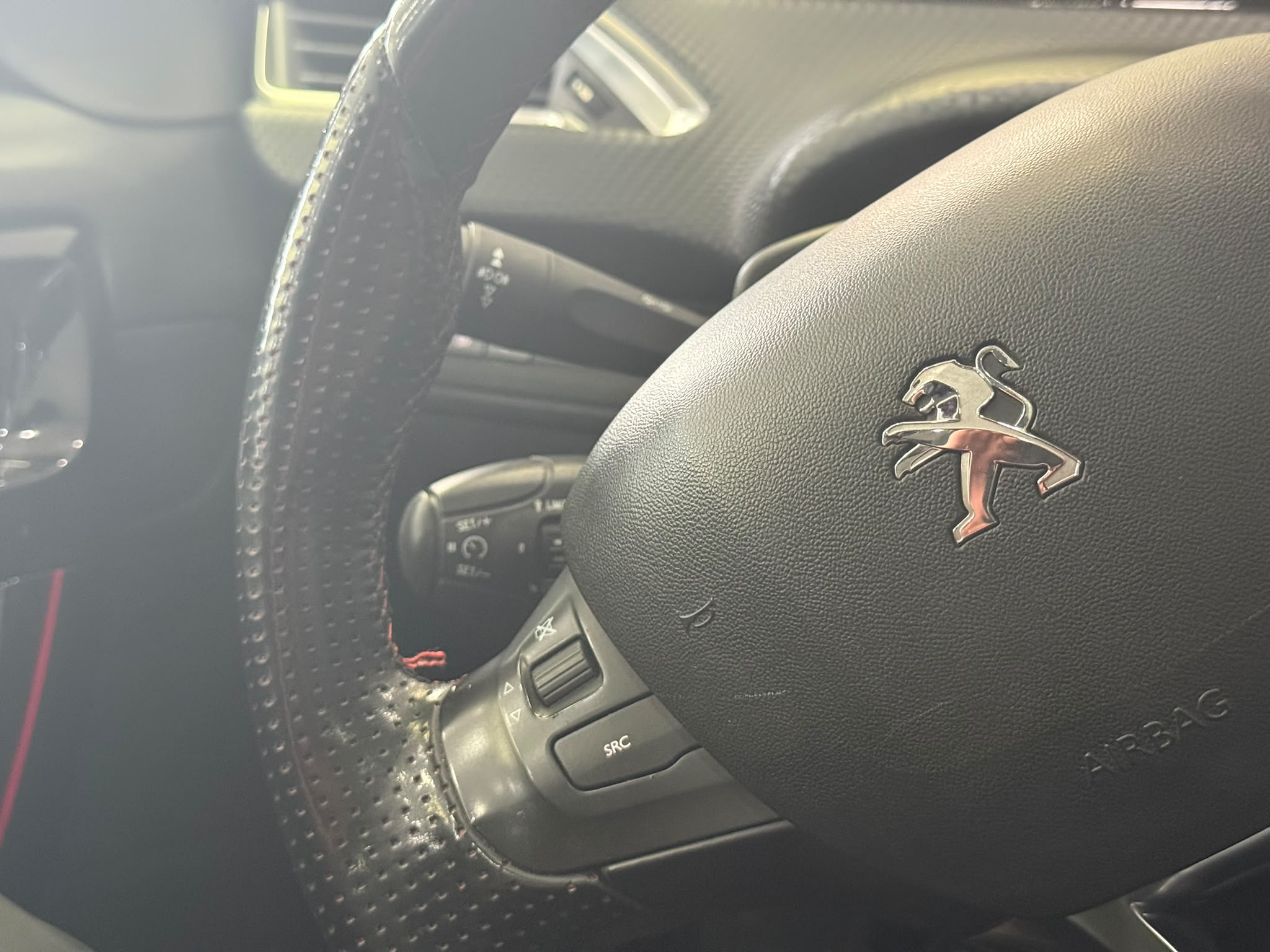 PEUGEOT 208 37