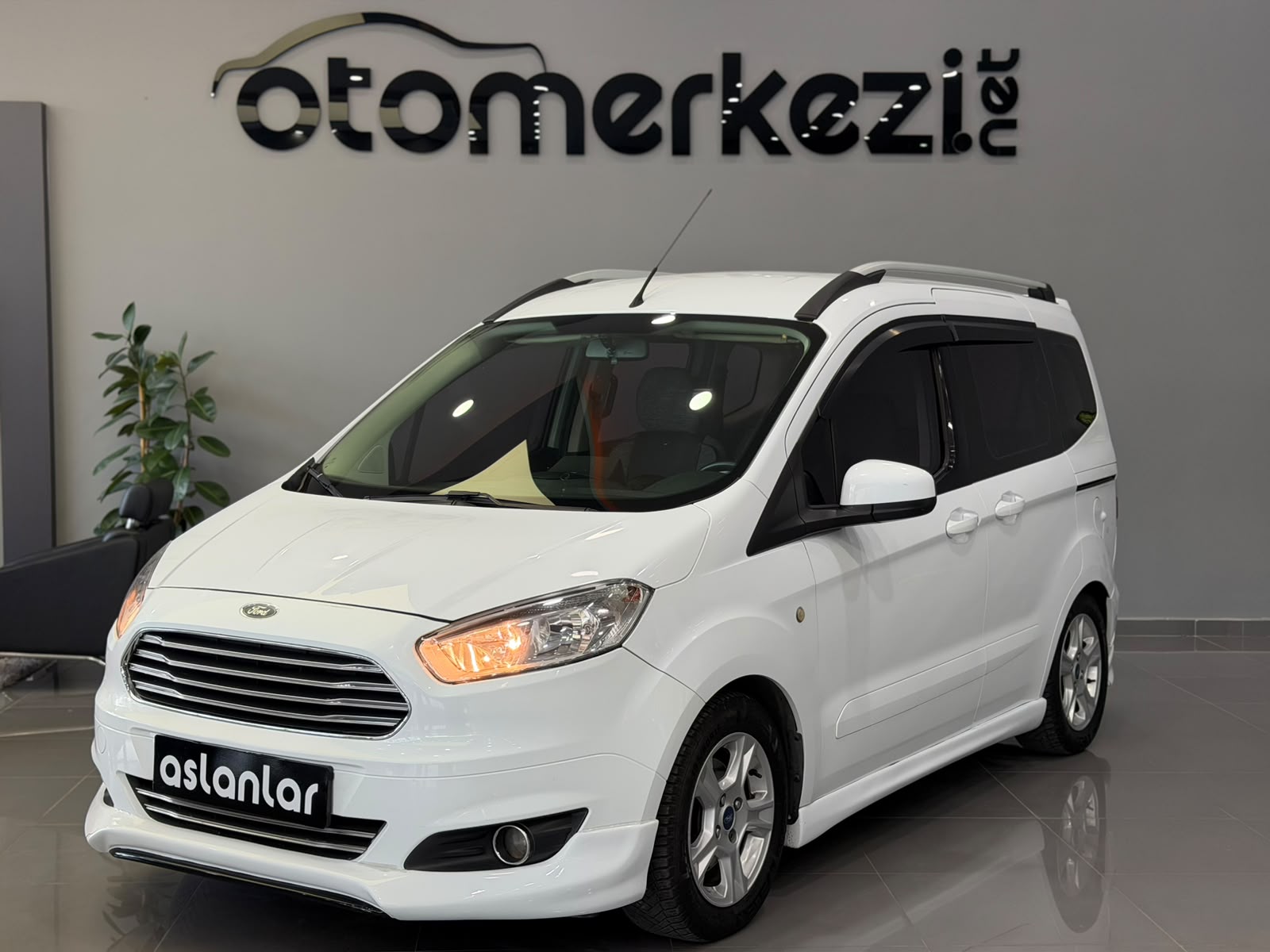 FORD TOURNEOCOURIER 1