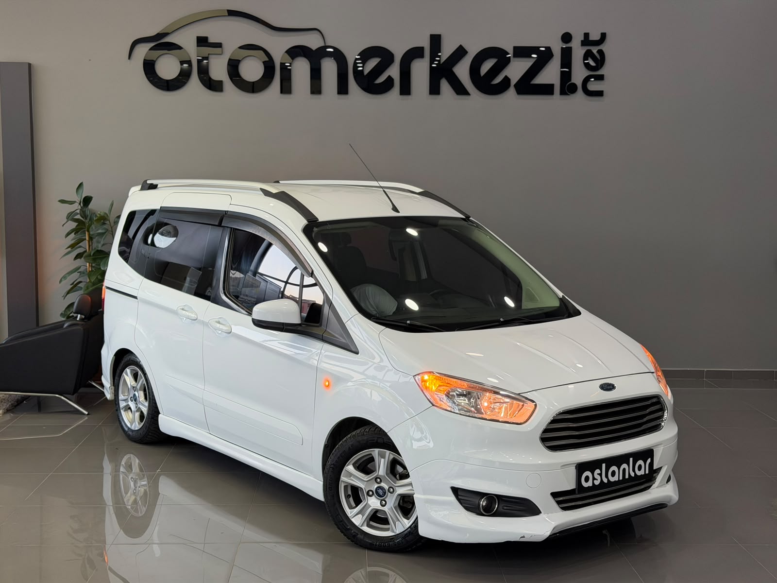 FORD TOURNEOCOURIER 5