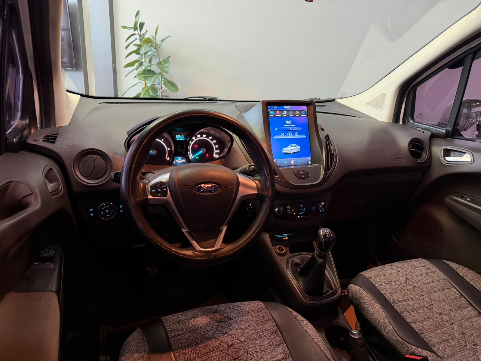 FORD TOURNEOCOURIER 6