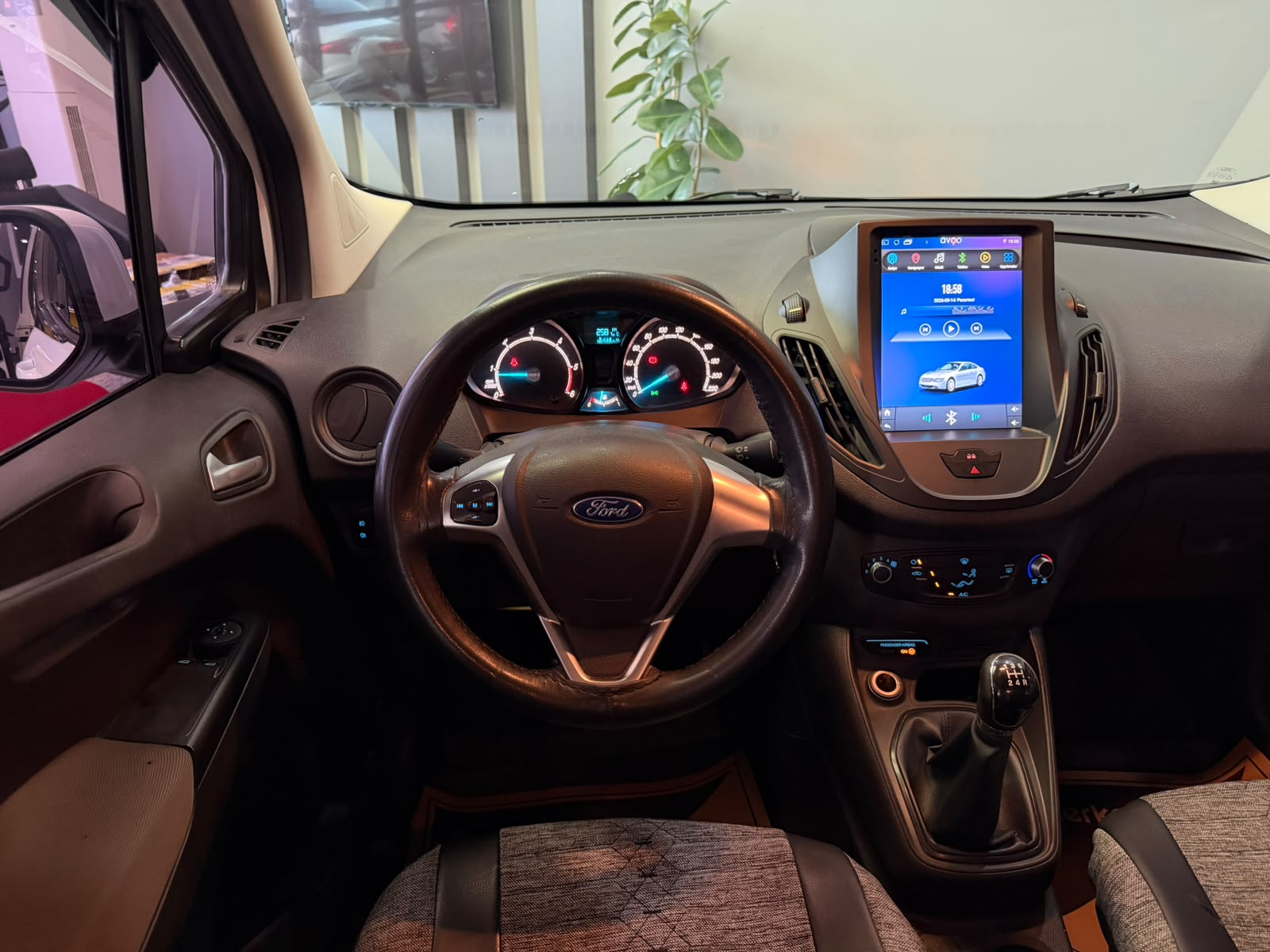 FORD TOURNEOCOURIER 10