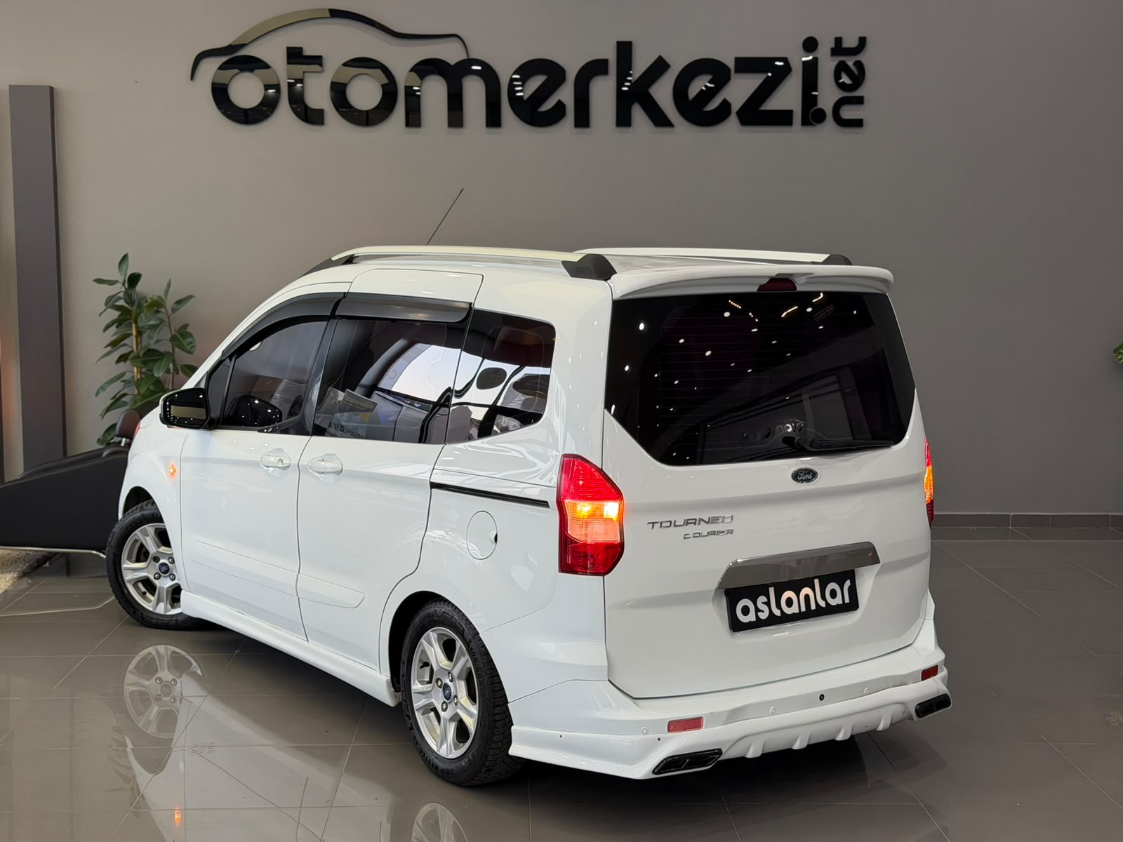 FORD TOURNEOCOURIER 12