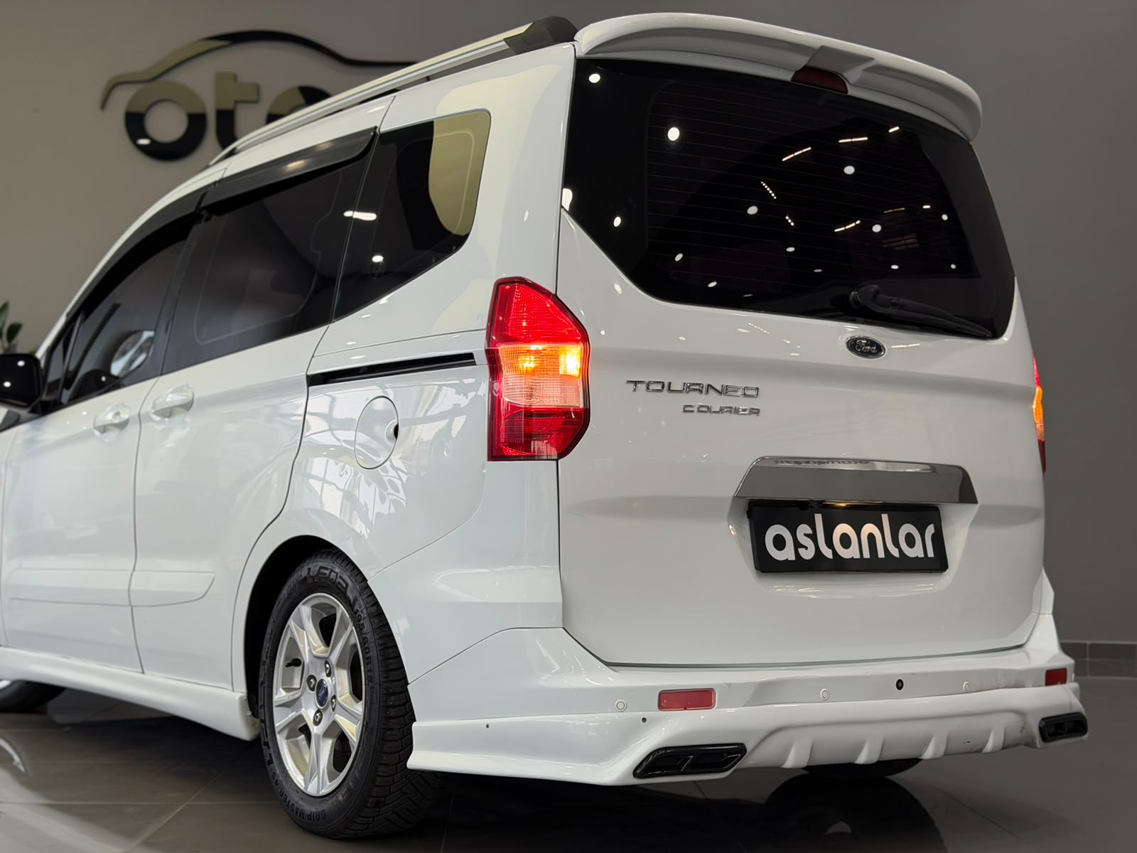 FORD TOURNEOCOURIER 13